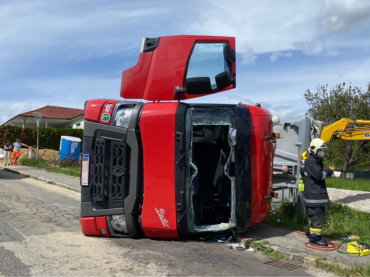 Der Lkw-Lenker wurde im Führerhaus eingeklemmt und musste befreit werden. Der Lkw-Lenker wurde im Führerhaus eingeklemmt und musste befreit werden.