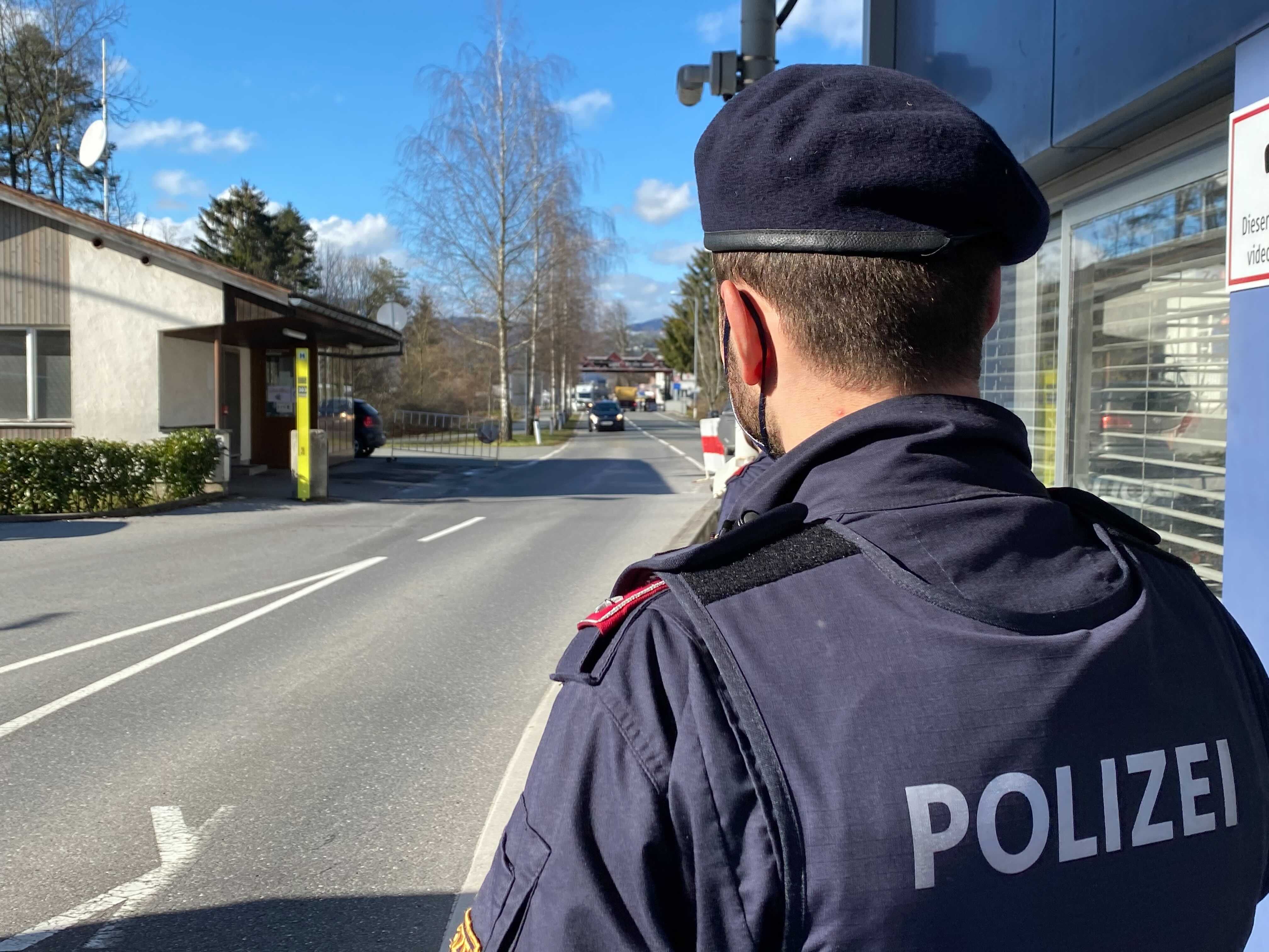 Die Polizei kontrolliert nach Hinweisen. Die Polizei kontrolliert nach Hinweisen.