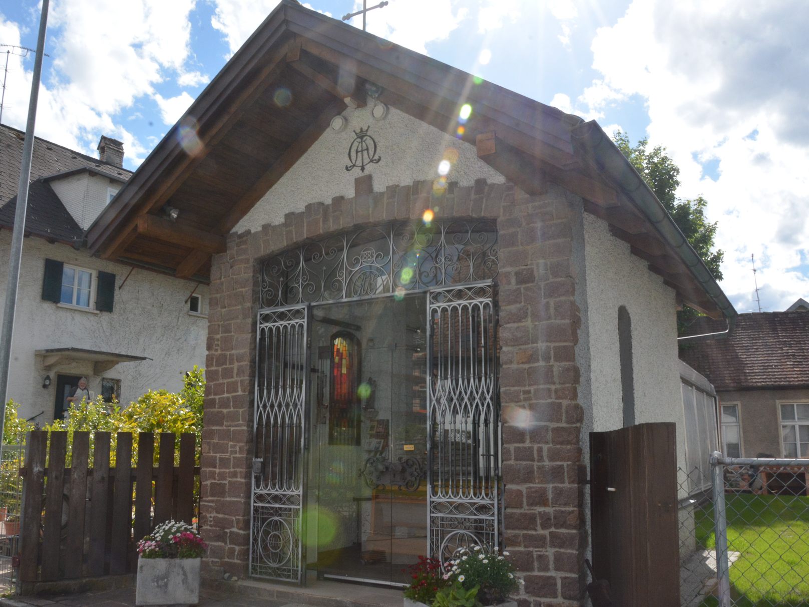 In Lustenau findet sich eine Kuriosität in der Morgenstraße. Im Garten von Familie Marinkovic steht schon seit über hundert Jahren eine Lourdes-Kapelle. In Lustenau findet sich eine Kuriosität in der Morgenstraße. Im Garten von Familie Marinkovic steht schon seit über hundert Jahren eine Lourdes-Kapelle.