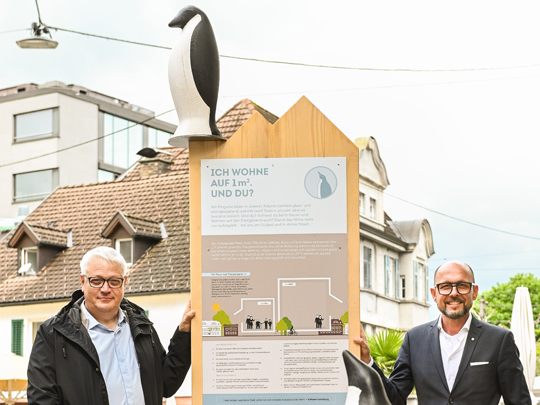 Bürgermeister Michael Ritsch (li.) mit Stadtrat Heribert Hehle vor der Installation am Sparkassenplatz Bürgermeister Michael Ritsch (li.) mit Stadtrat Heribert Hehle vor der Installation am Sparkassenplatz