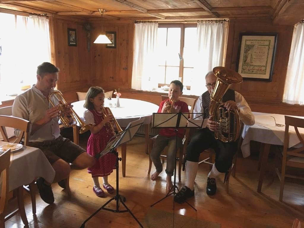 In der gemütlich warmen Stube ließen Blasmusikverbandsobmann Wolfram Baldauf, sein Schwiegersohn Martin und die beiden Enkelkinder Moritz und Johanna am „Tag der Blasmusik“ ihre Instrumente als Beitrag zur „Vorarlberger Klangwolke“ erklingen. In der gemütlich warmen Stube ließen Blasmusikverbandsobmann Wolfram Baldauf, sein Schwiegersohn Martin und die beiden Enkelkinder Moritz und Johanna am „Tag der Blasmusik“ ihre Instrumente als Beitrag zur „Vorarlberger Klangwolke“ erklingen.