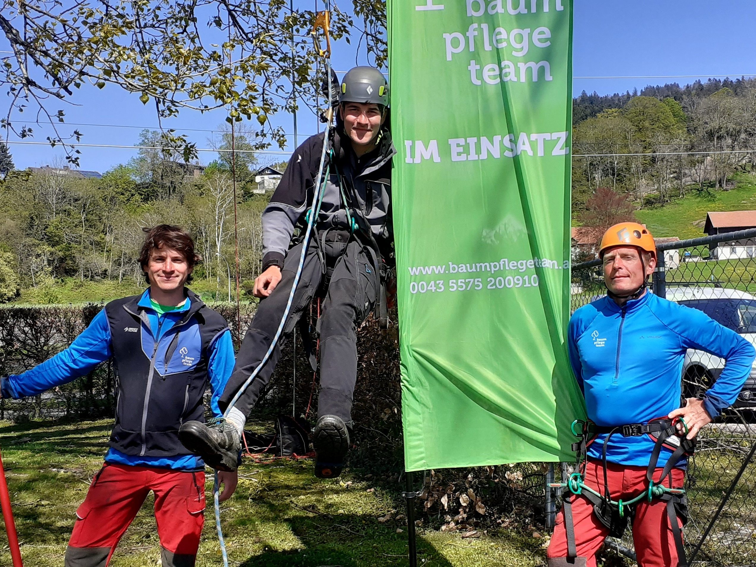 In oft schwindelnder Höhe sind die professionellen Baumpfleger vom „Baumpflegeteam Gieselbrecht“ aus Langen fachmännisch im üppigen Geäst unterwegs. Im Bild Tobias Häfele, Niclas Mattivi und Marc Bertram. In oft schwindelnder Höhe sind die professionellen Baumpfleger vom „Baumpflegeteam Gieselbrecht“ aus Langen fachmännisch im üppigen Geäst unterwegs. Im Bild Tobias Häfele, Niclas Mattivi und Marc Bertram.
