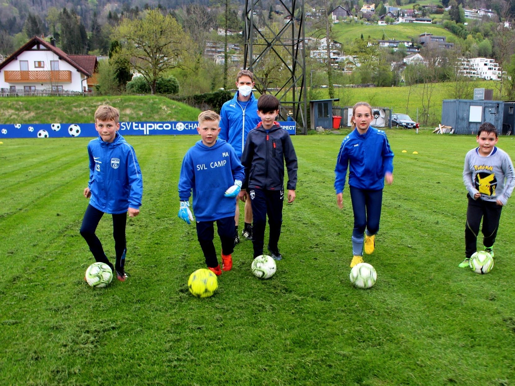 Den Ball haben die Kinder am meisten vermisst. Trainer und Betreuer freuen sich, dass wenigstens der Nachwuchs endlich wieder trainieren kann. Im Bild U10-Trainer William Hörburger mit seinen Schützlingen. Den Ball haben die Kinder am meisten vermisst. Trainer und Betreuer freuen sich, dass wenigstens der Nachwuchs endlich wieder trainieren kann. Im Bild U10-Trainer William Hörburger mit seinen Schützlingen.