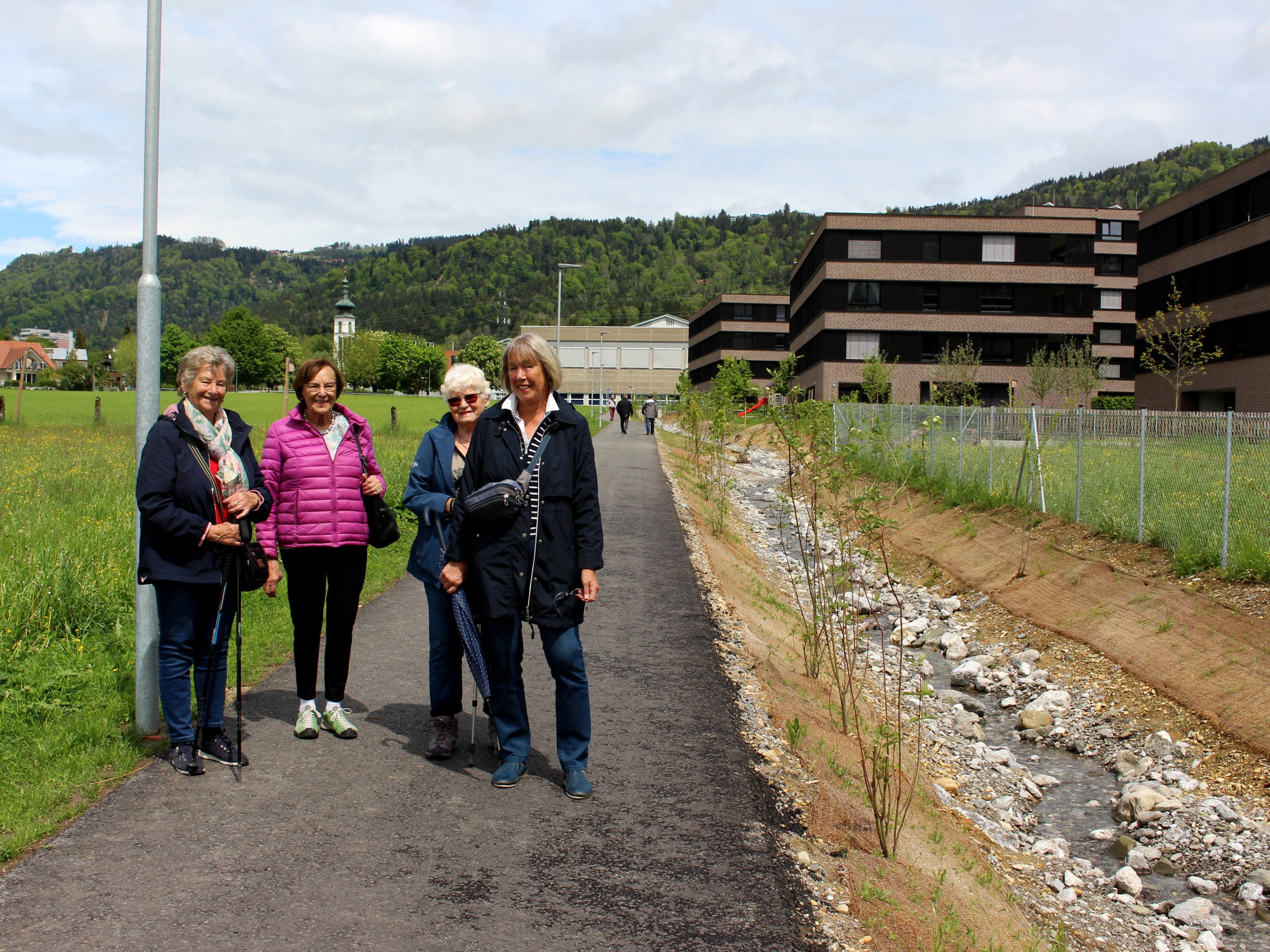 Bestens gelungen ist die naturnahe Gestaltung des Oberlochauerbaches im Bereich der Wohnanlage Seedomizil. Auch der neu adaptierte Fuß- und Radweg vom Ortszentrum an den See erfreut die zahlreichen Benutzer. Bestens gelungen ist die naturnahe Gestaltung des Oberlochauerbaches im Bereich der Wohnanlage Seedomizil. Auch der neu adaptierte Fuß- und Radweg vom Ortszentrum an den See erfreut die zahlreichen Benutzer.