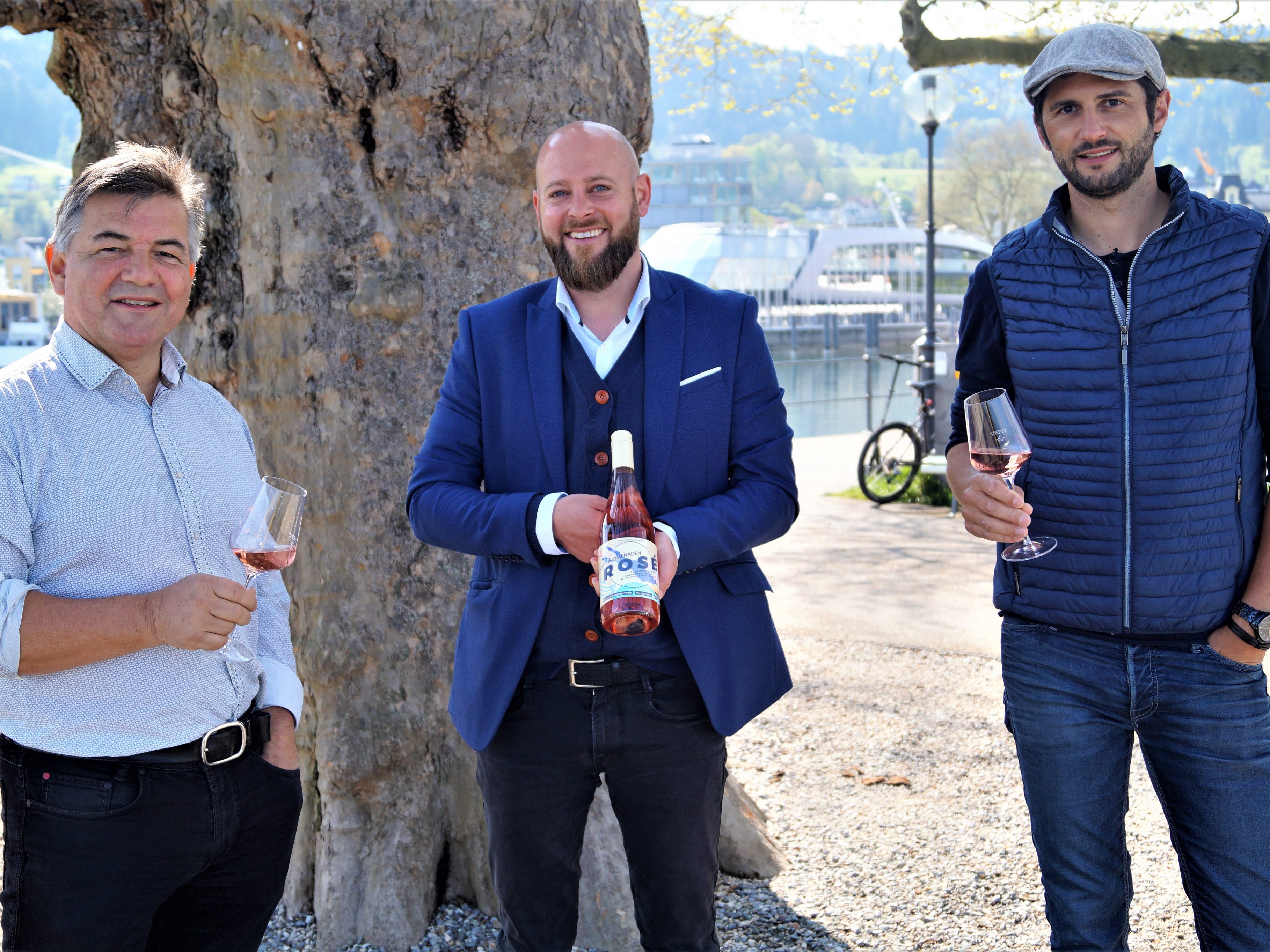 Martin Berthold (Wirtshaus am See), Projektleiter von Pfanner und Gutmann Boris Gehrer und Stefan Köb von der Beachbar