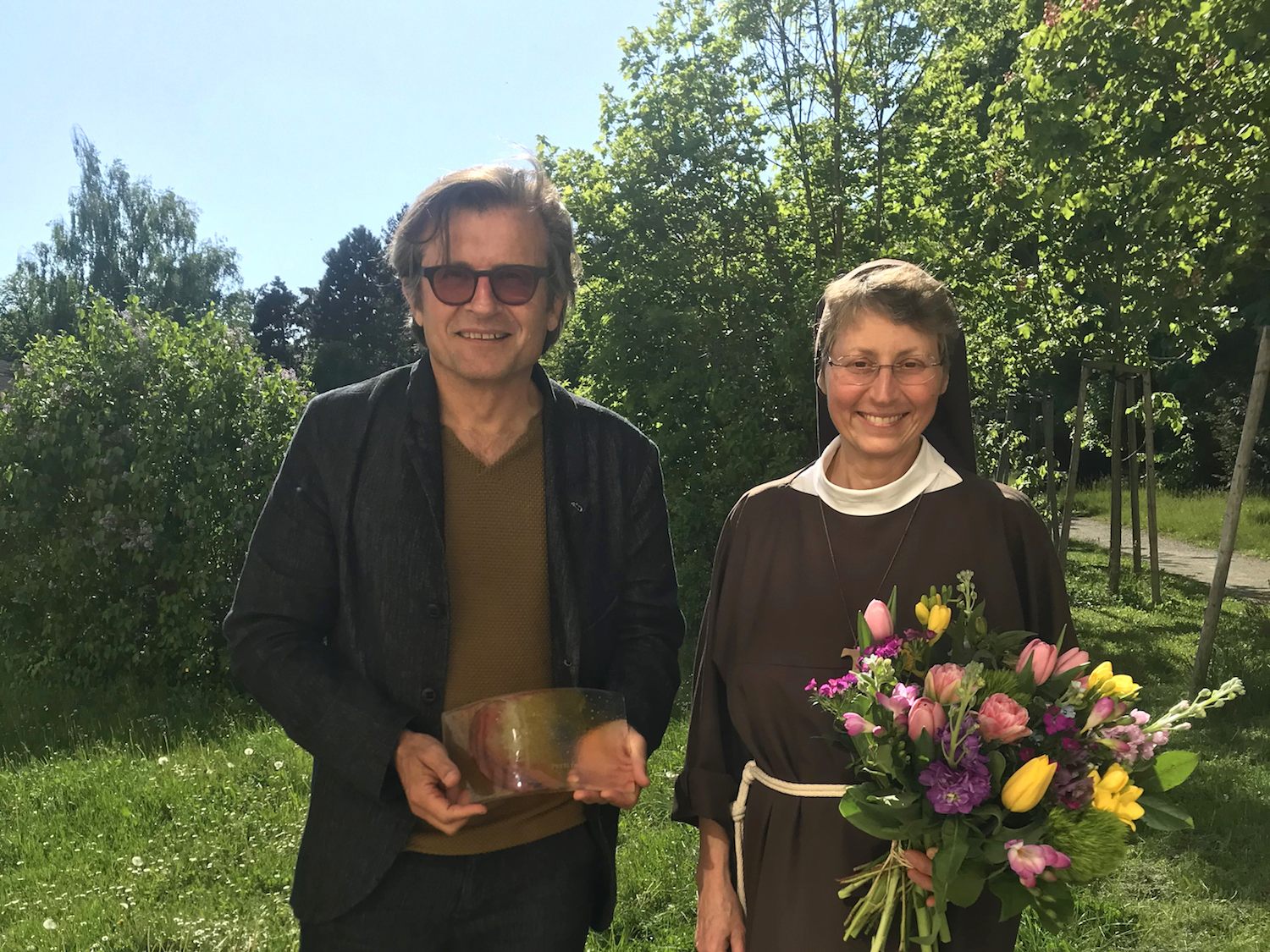 Künstler Marbod Fritsch mit Äbtissin Schwester Rita-Maria im Garten des Kardinal König Hauses in Wien                          er