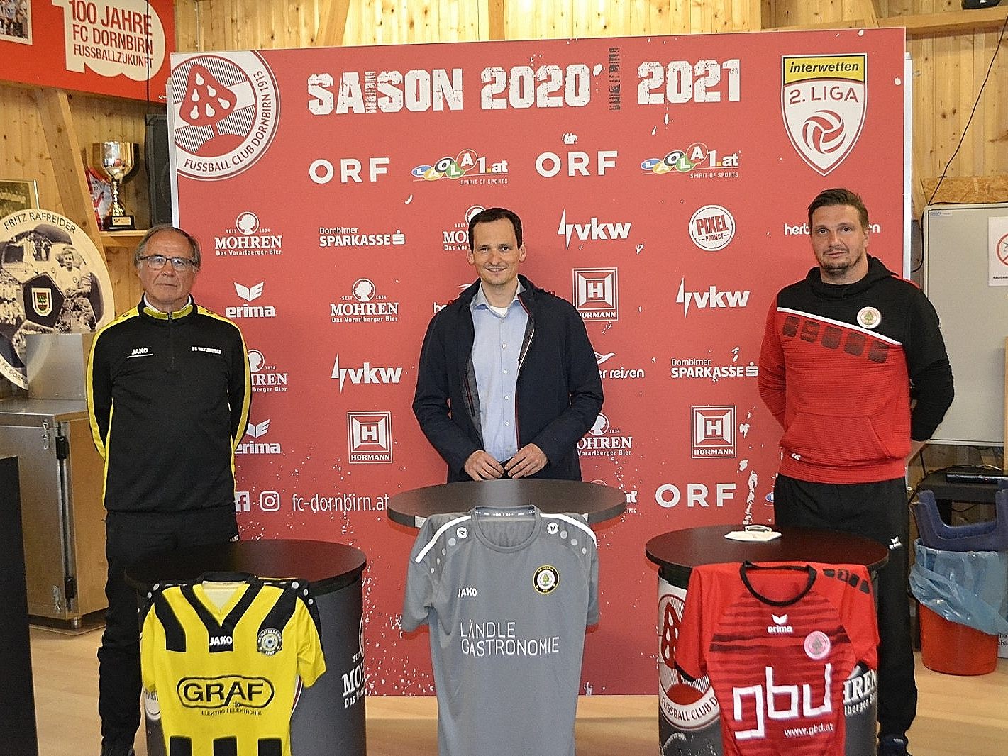 SC Graf Hatlerdorf Obmann Herbert Bischof, Stadtrat Julian Fässler und FCD-Nachwuchscoach René Scherr bei der Präsentation der neuen Spielgemeinschaft. SC Graf Hatlerdorf Obmann Herbert Bischof, Stadtrat Julian Fässler und FCD-Nachwuchscoach René Scherr bei der Präsentation der neuen Spielgemeinschaft.