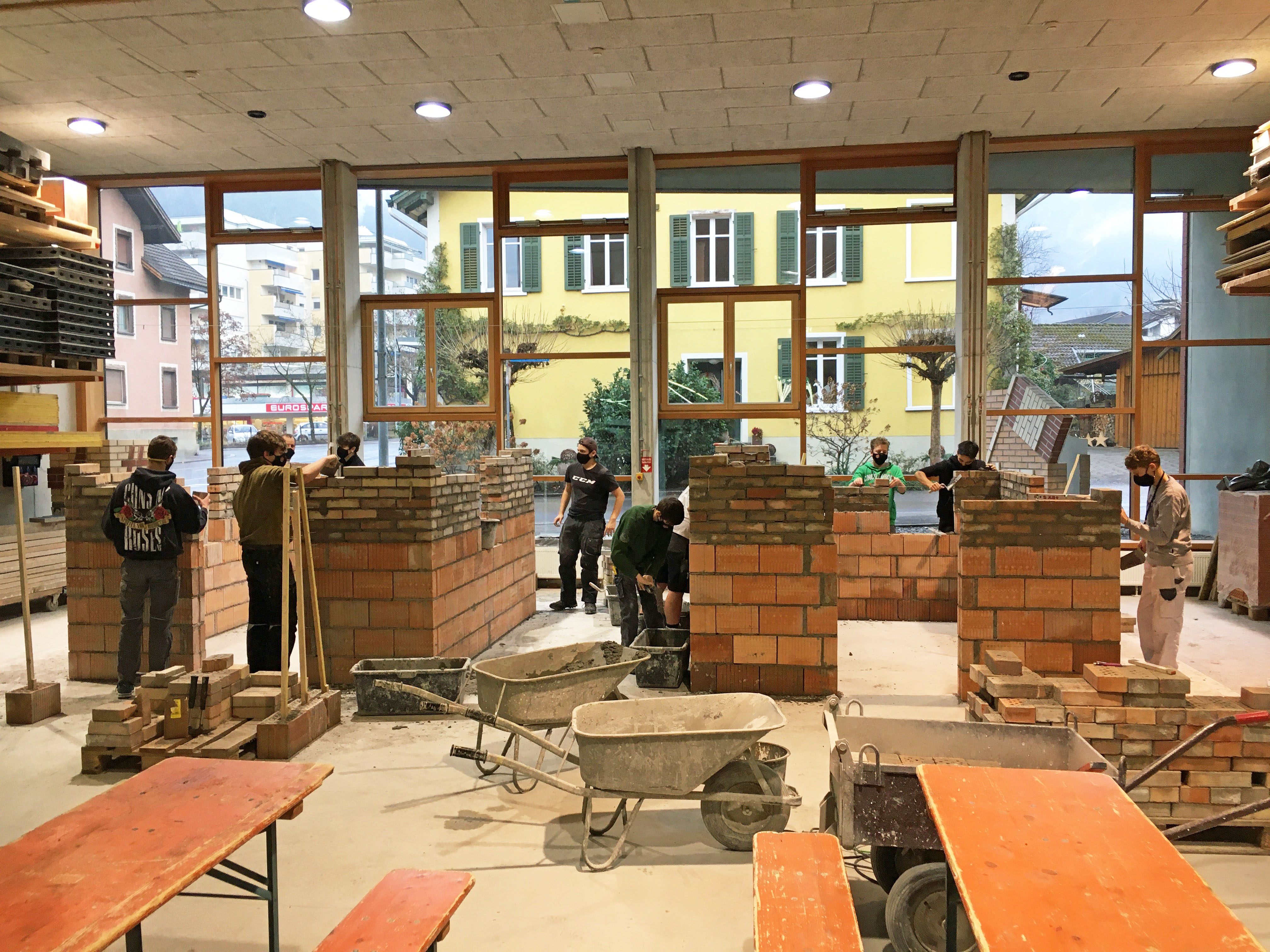 Für die Schüler des Fachbereichs Holz/Bau konnte ein Workshop im Maurerausbildungszentrum in Hohenems durchgeführt werden. Für die Schüler des Fachbereichs Holz/Bau konnte ein Workshop im Maurerausbildungszentrum in Hohenems durchgeführt werden.