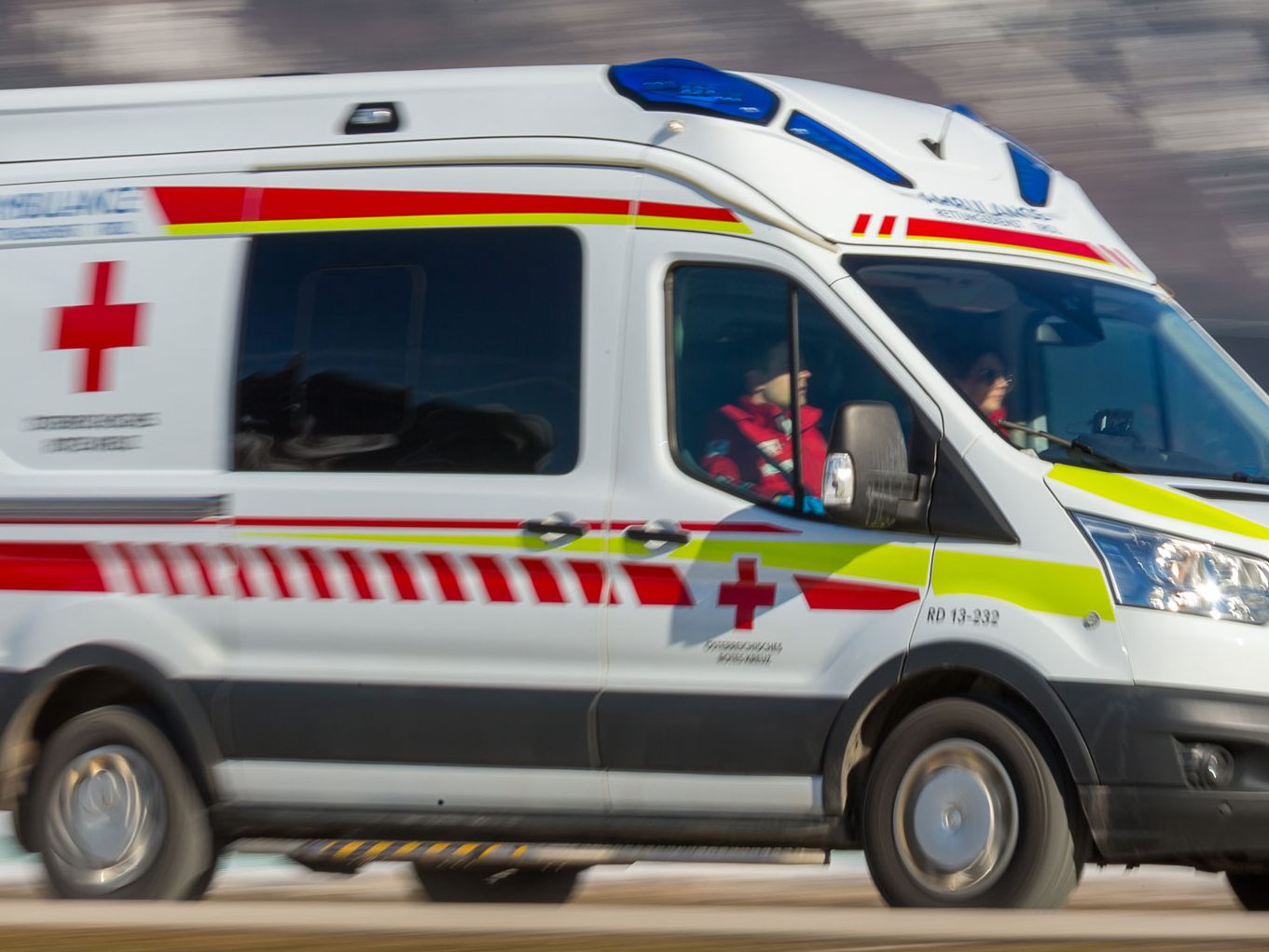Die Verletzte wurde von der Rettung ins LKH Bregenz gebracht. (Symbolbild)
