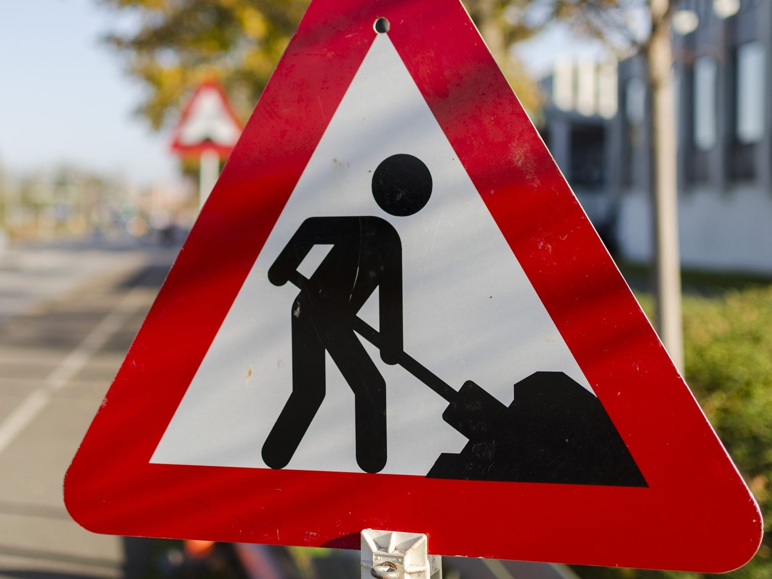 Alle drei Fahrzeuge wurden an der selben Stelle beschädigt. (Symbolbild)