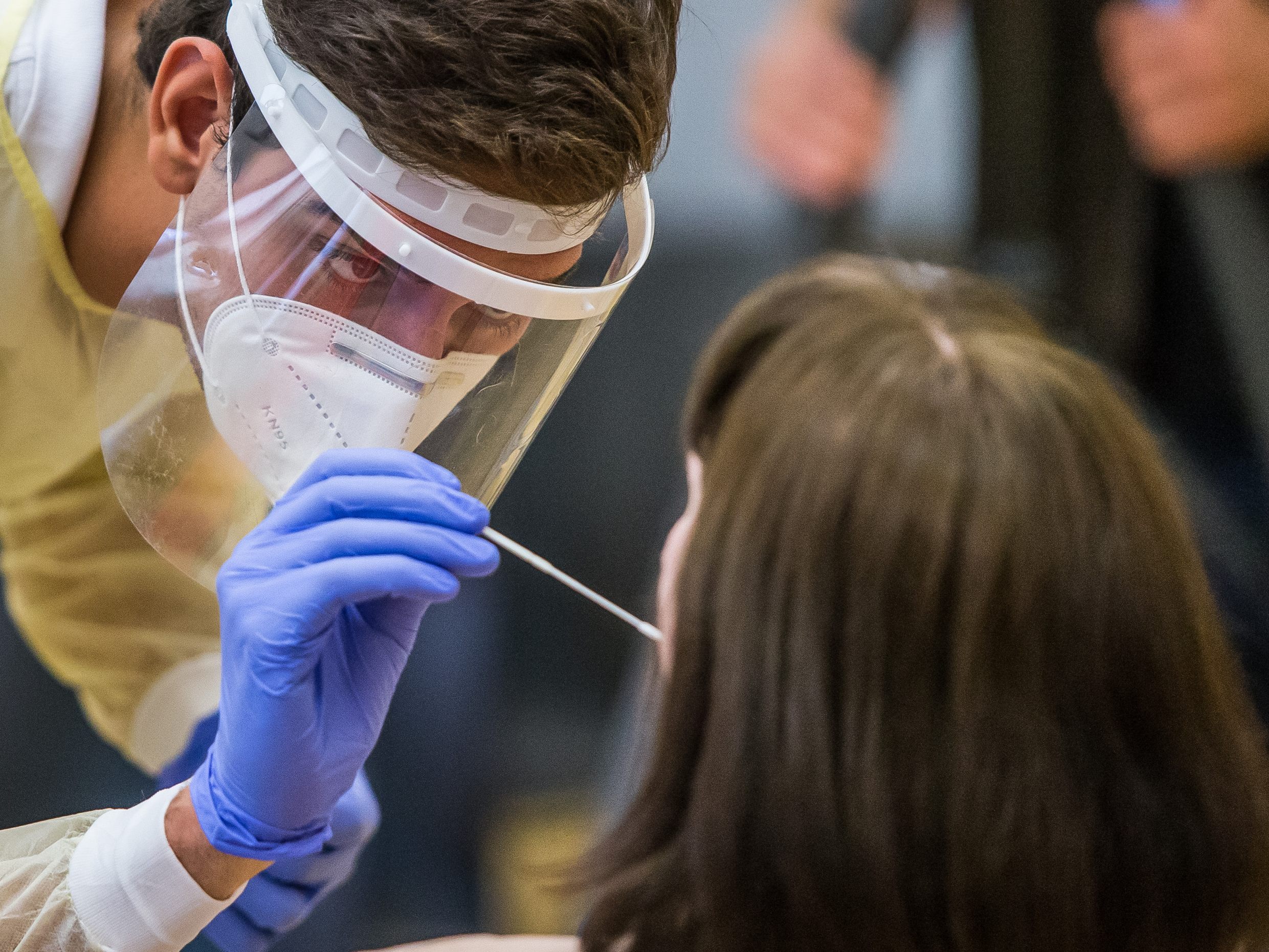 Im Unterschied zu Antigen-Tests müssen PCR-Tests in einem Labor ausgewertet werden. Im Unterschied zu Antigen-Tests müssen PCR-Tests in einem Labor ausgewertet werden.