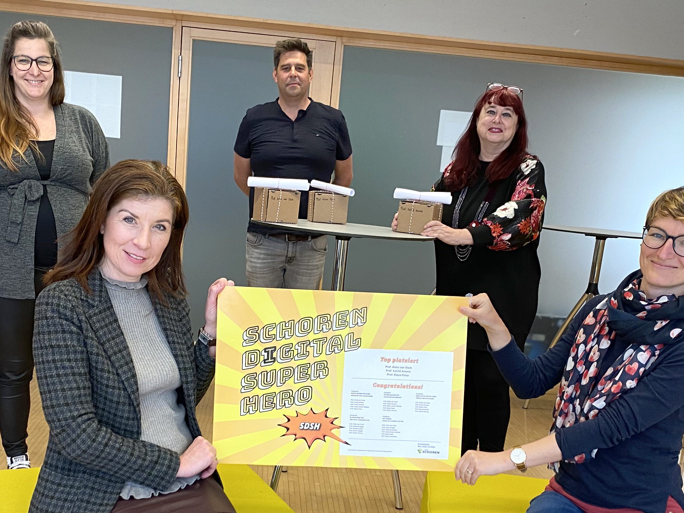 Der Elternverein bedankte sich mit der Auszeichnung als Digital Super Heroes bei den engagierten Lehrpersonen. Der Elternverein bedankte sich mit der Auszeichnung als Digital Super Heroes bei den engagierten Lehrpersonen.