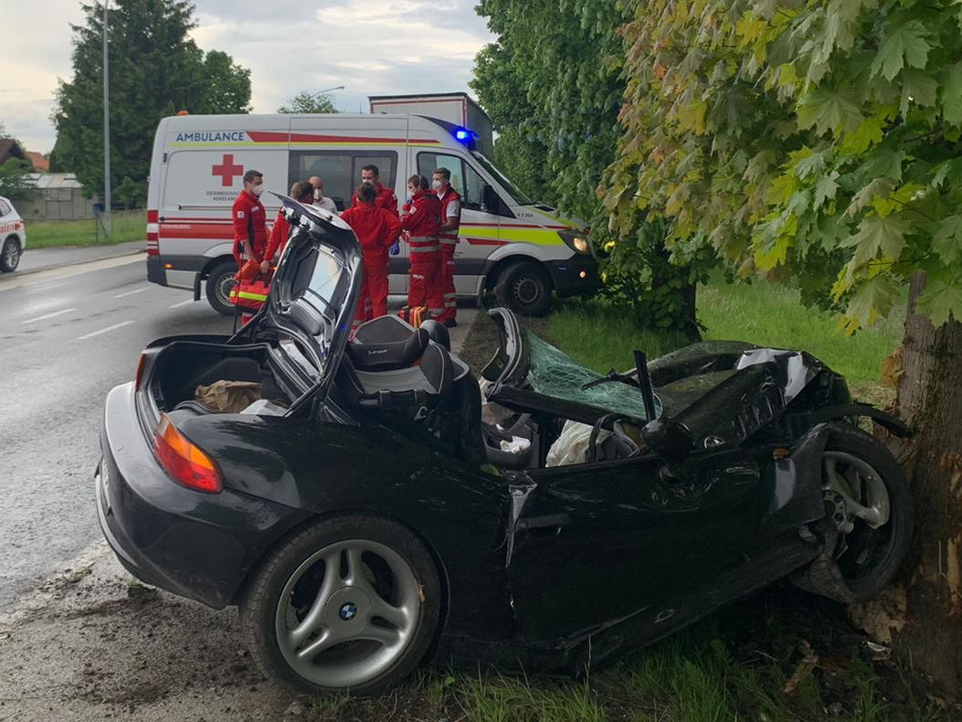 Aus unbekanter Ursache krachte die Lenkerin gegen einen Baum. Aus unbekanter Ursache krachte die Lenkerin gegen einen Baum.