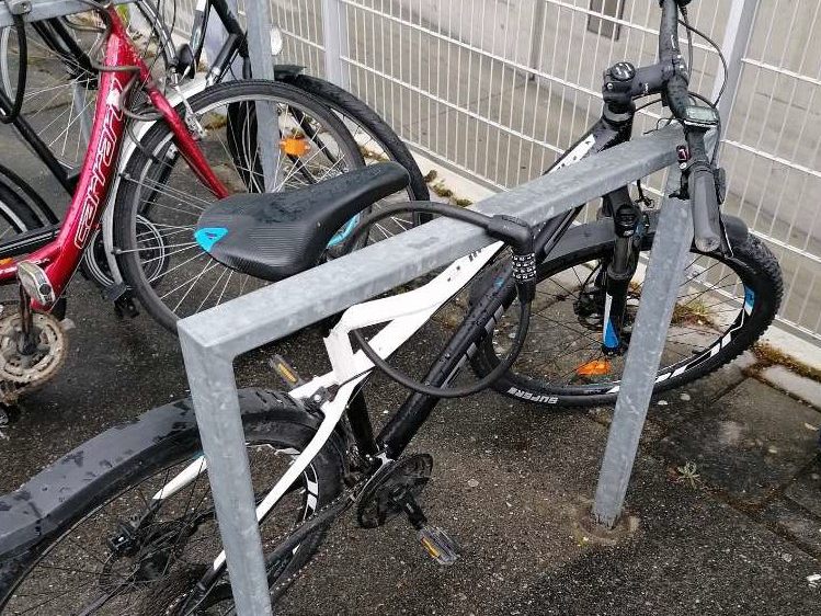 Nach einem versuchten Diebstahl sucht die Polizei nach dem Fahrradbesitzer.