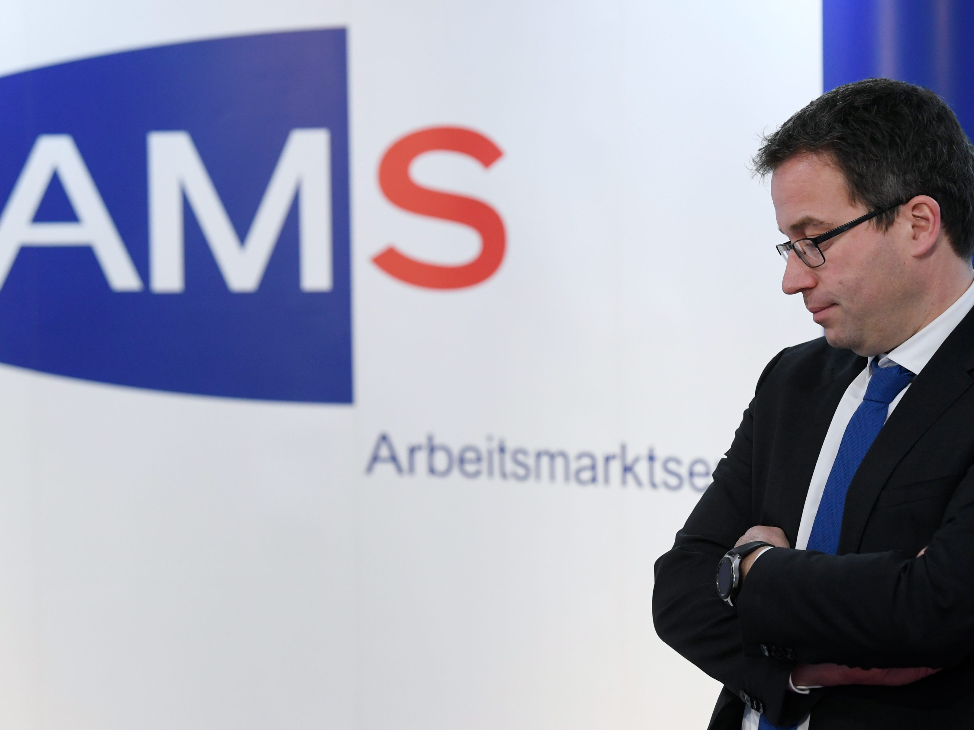 AMS-Chef Kopf findet auch, dass das Absenken des Arbeitslosengeldes die Standards der Arbeitssuchenden absenkt. AMS-Chef Kopf findet auch, dass das Absenken des Arbeitslosengeldes die Standards der Arbeitssuchenden absenkt.
