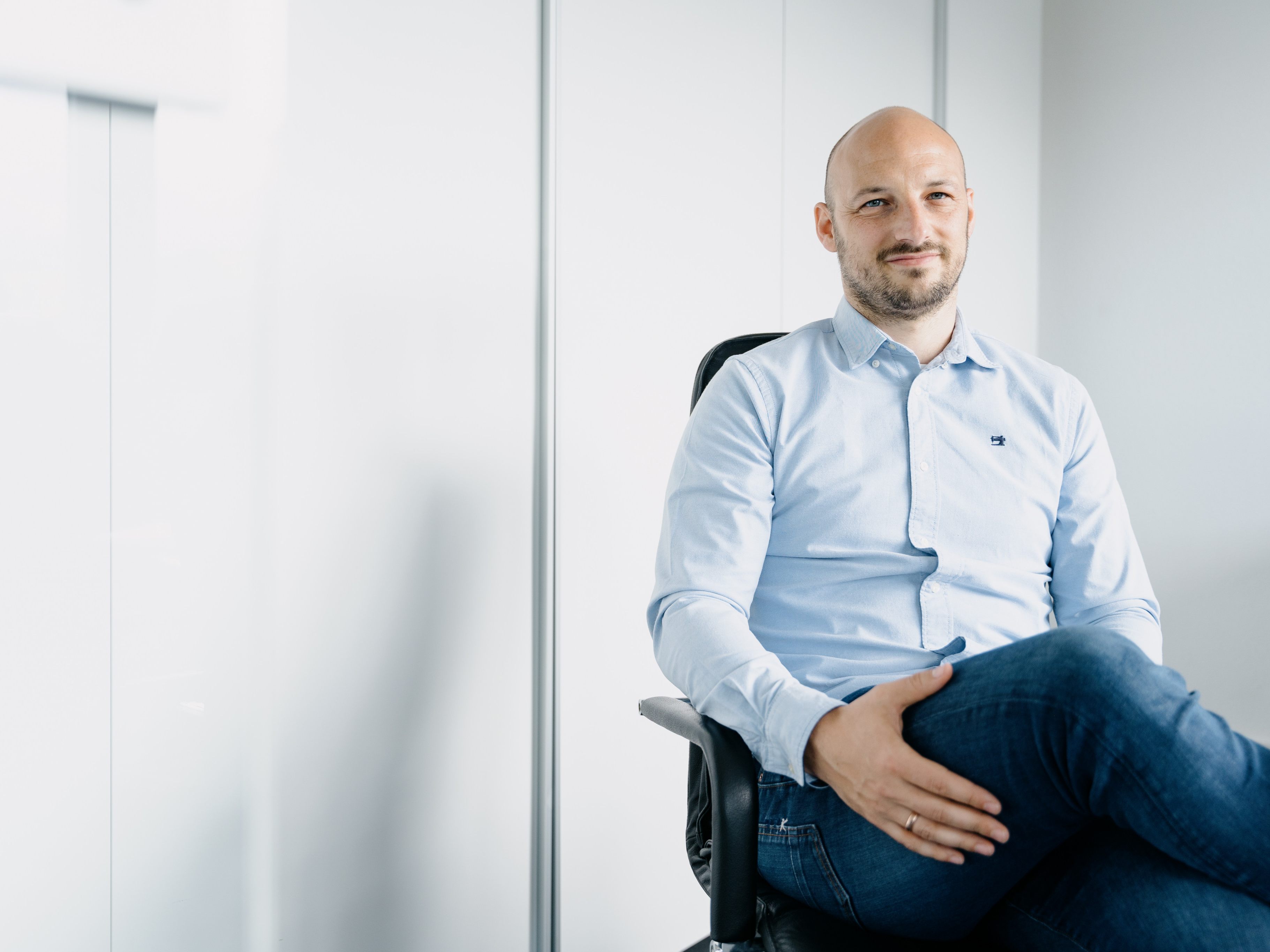 Der Gründer von e.battery systems, Christopher Schöpf, will bereits Anfang 2022 mit Energiespeichern für Industrie und Gewerbe auf dem Markt sein: „Wir haben bereits Anfragen namhafter Kunden aus fast allen Kontinenten.“ Der Gründer von e.battery systems, Christopher Schöpf, will bereits Anfang 2022 mit Energiespeichern für Industrie und Gewerbe auf dem Markt sein: „Wir haben bereits Anfragen namhafter Kunden aus fast allen Kontinenten.“