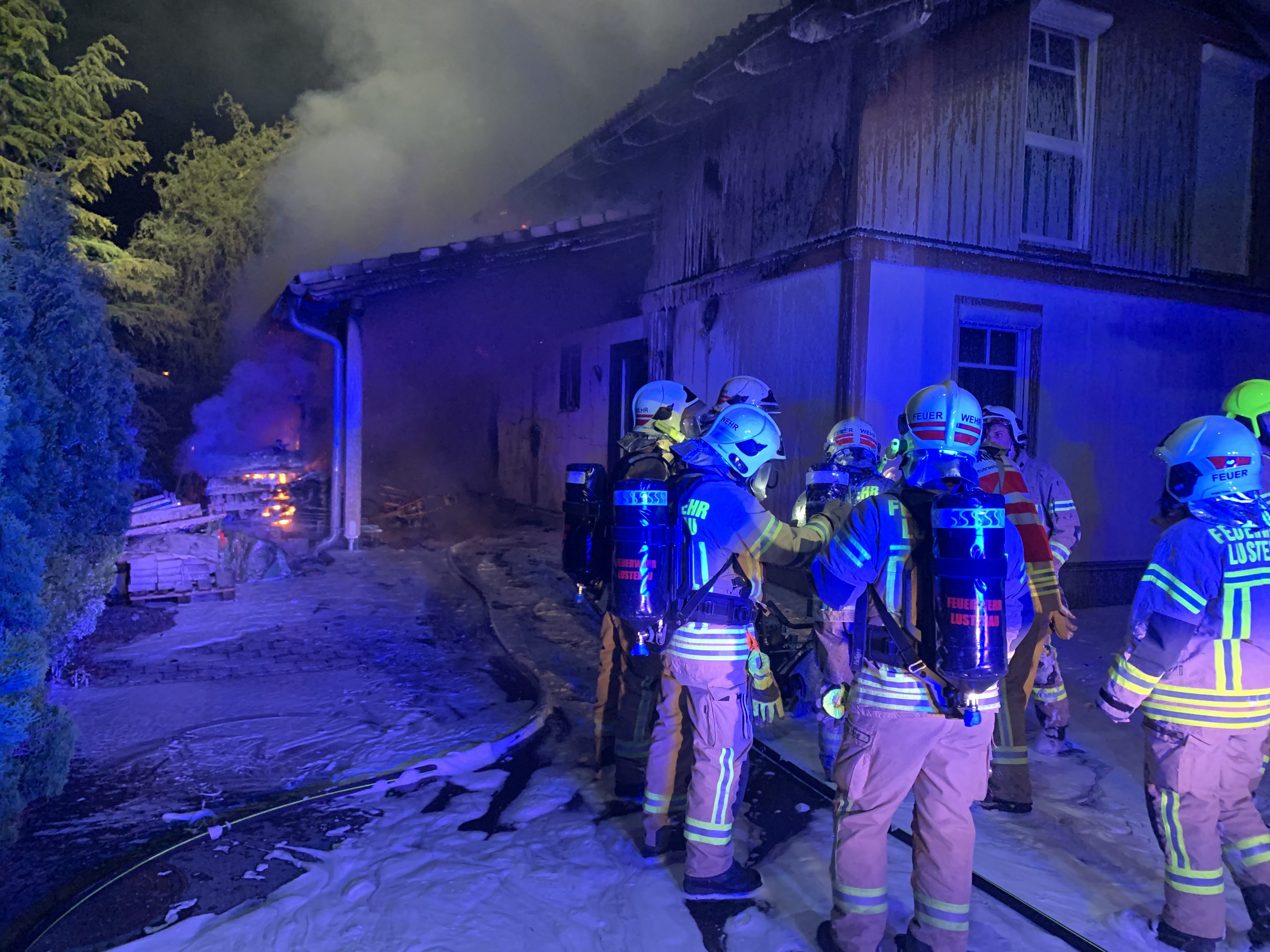 90 Feuerwehrleute standen im Einsatz.