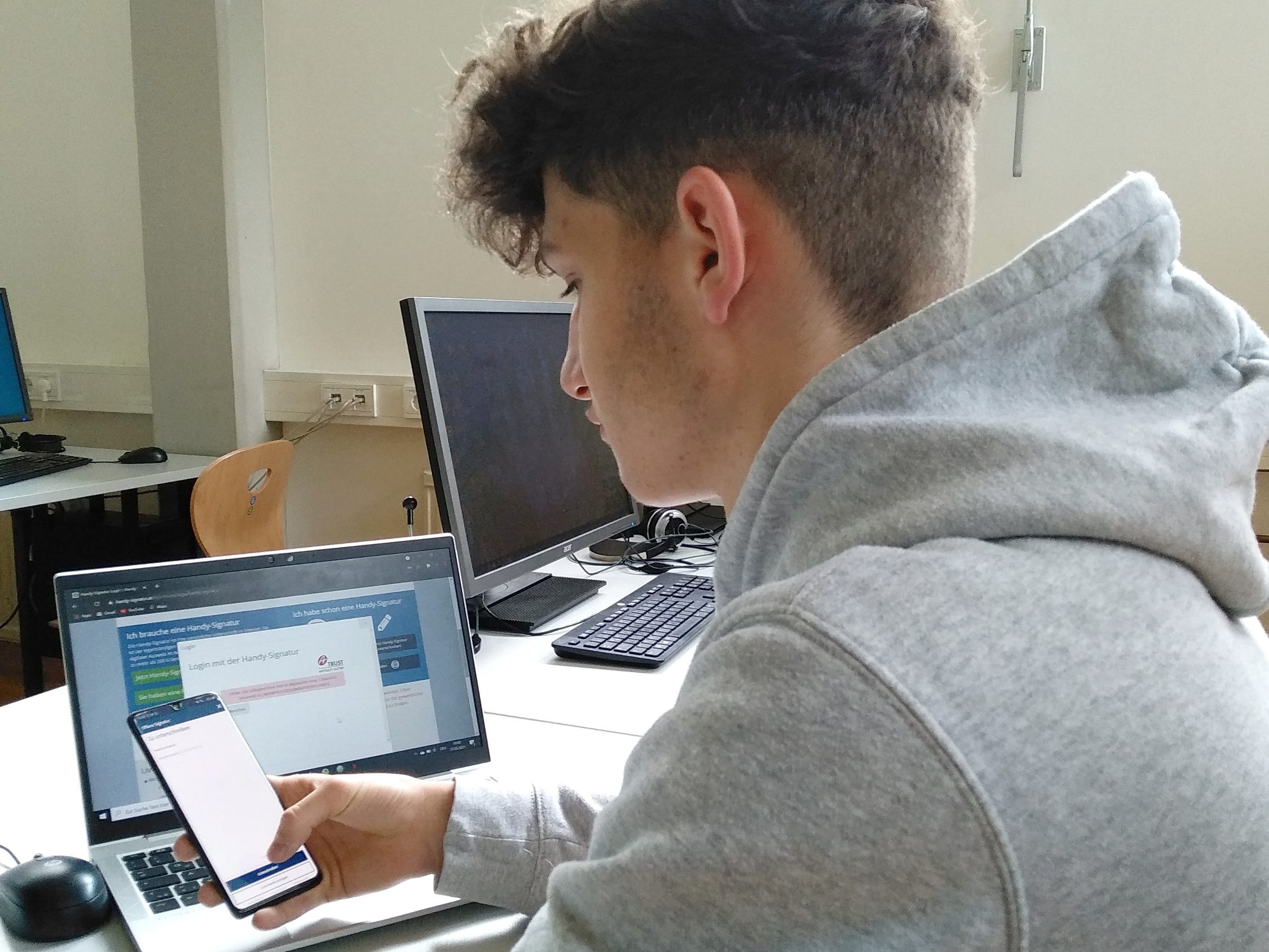 Luca Natter und seine Mitschülerinnen und Mitschüler von der 6bn erarbeiten die Themen im Eigenstudium. Luca Natter und seine Mitschülerinnen und Mitschüler von der 6bn erarbeiten die Themen im Eigenstudium.