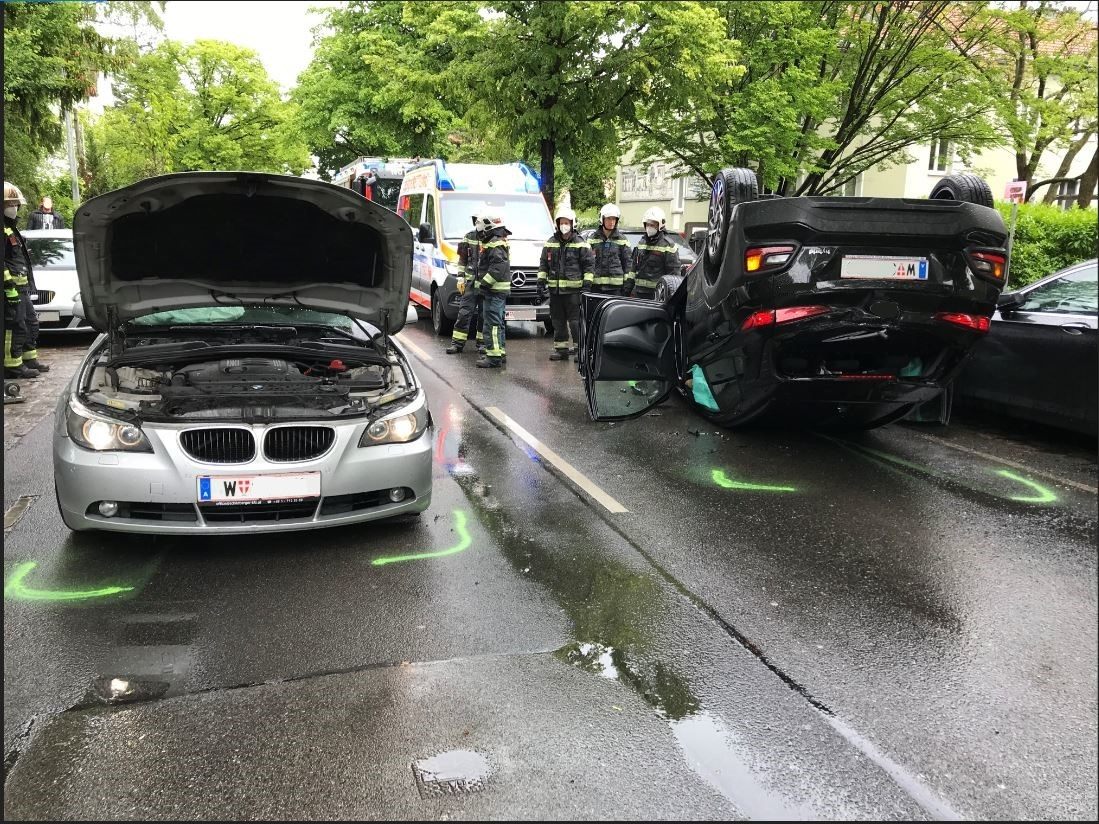 Spektakulärer Unfall auf der Breitenfurter Straße in Wien-Liesing.