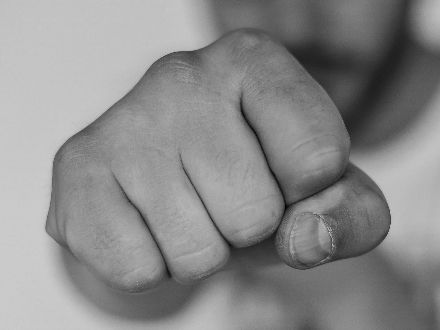 Der 23-Jährige schlug einem Polizisten mit der Faust ins Gesicht.