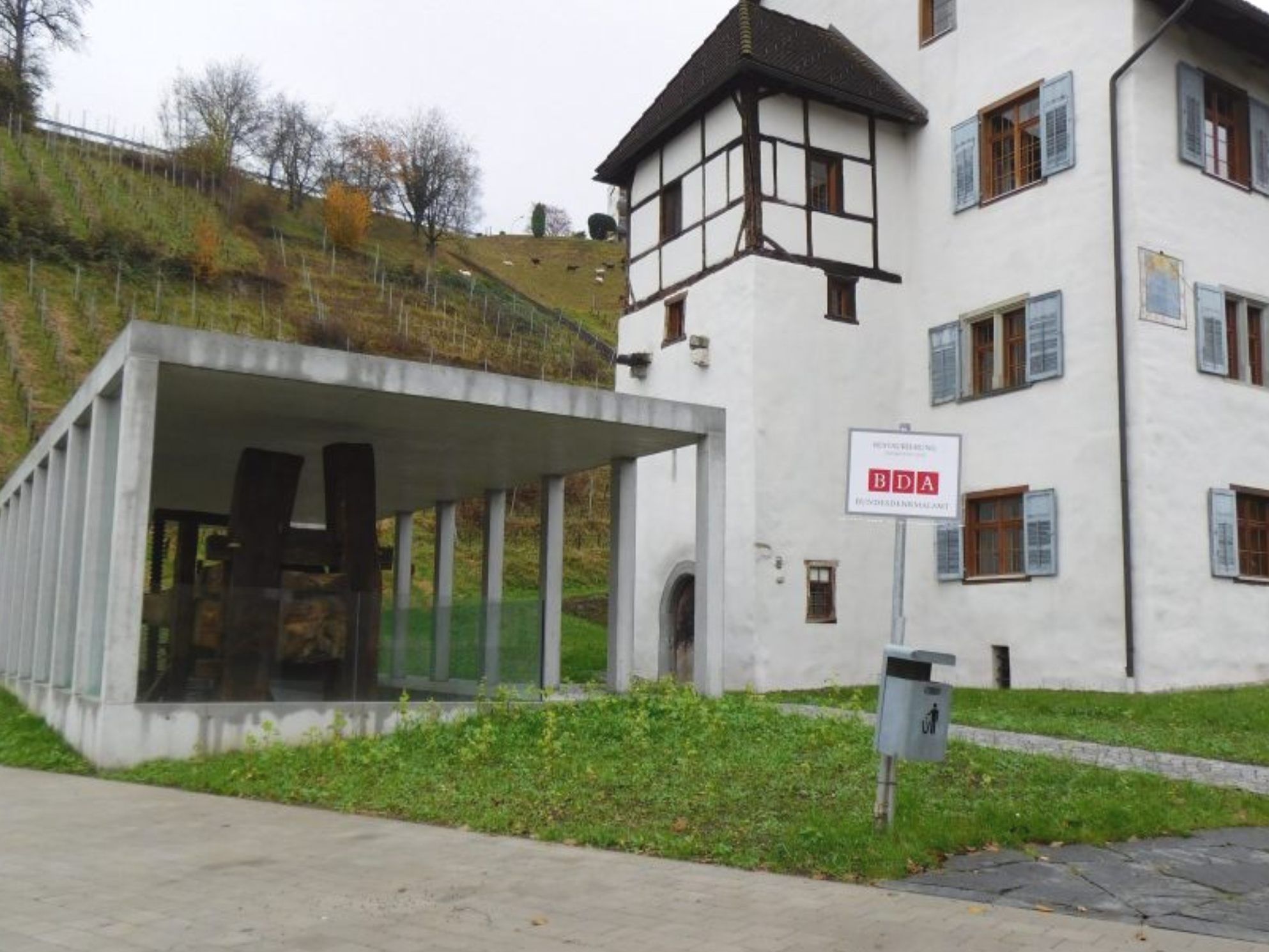 Beim Pavillon des Torkelbaumes wird am 7. Juni die Regenbogenfahne in Röthis gehisst