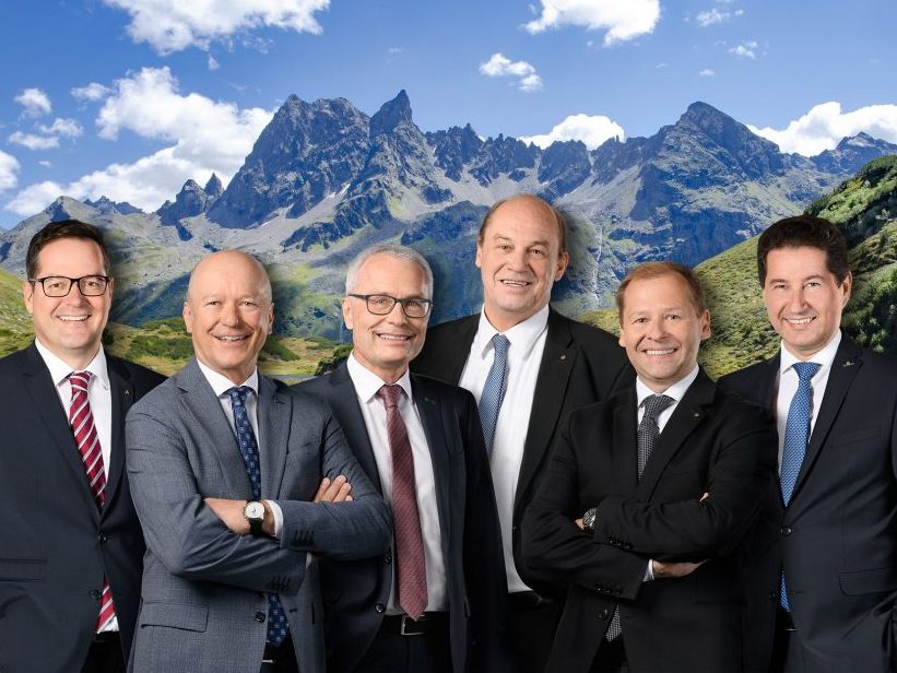 Der Sprecher und die Vorstandsvorsitzenden der Vorarlberger Sparkassen (v. l. n. r.): Mag. Martin Jäger, MBA (Dornbirner Sparkasse), Christian Ertl (Sparkasse Bludenz), Mag. Anton Steinberger (Sparkasse Feldkirch), Mag. Gerhard Lutz (Sparkasse Bregenz), Hermann Bachmann (Sparkasse Egg) und Harald Giesinger (Dornbirner Sparkasse) .