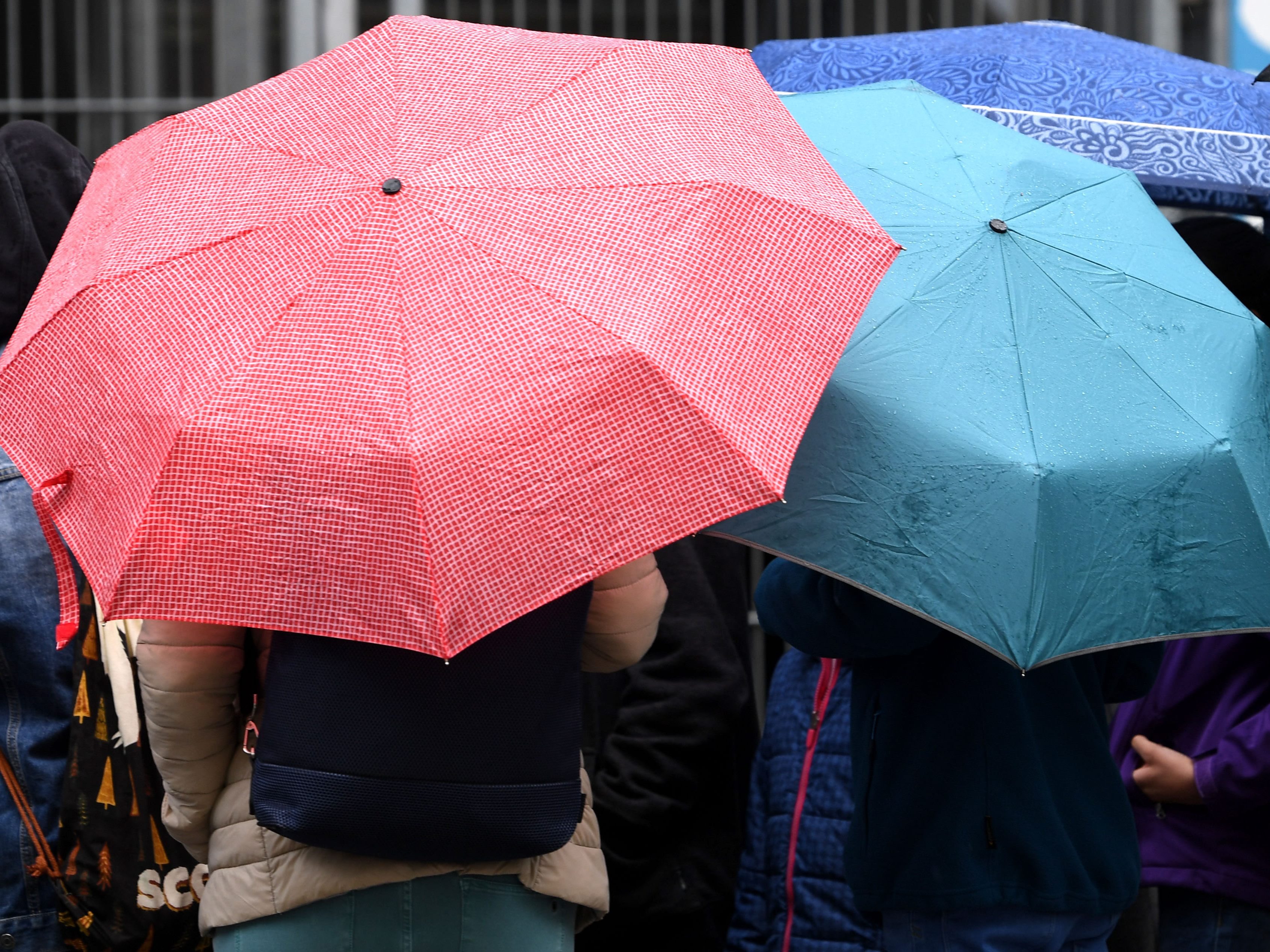 Es bleibt regnerisch.