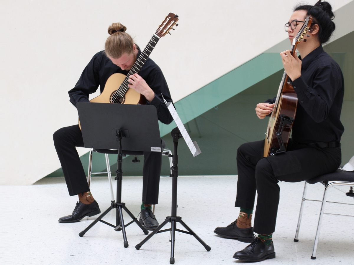 Guo Zhi Tang und Emanuel Treutwein ließen Werke echter Gitarrenvirtuosen erklingen. Guo Zhi Tang und Emanuel Treutwein ließen Werke echter Gitarrenvirtuosen erklingen.