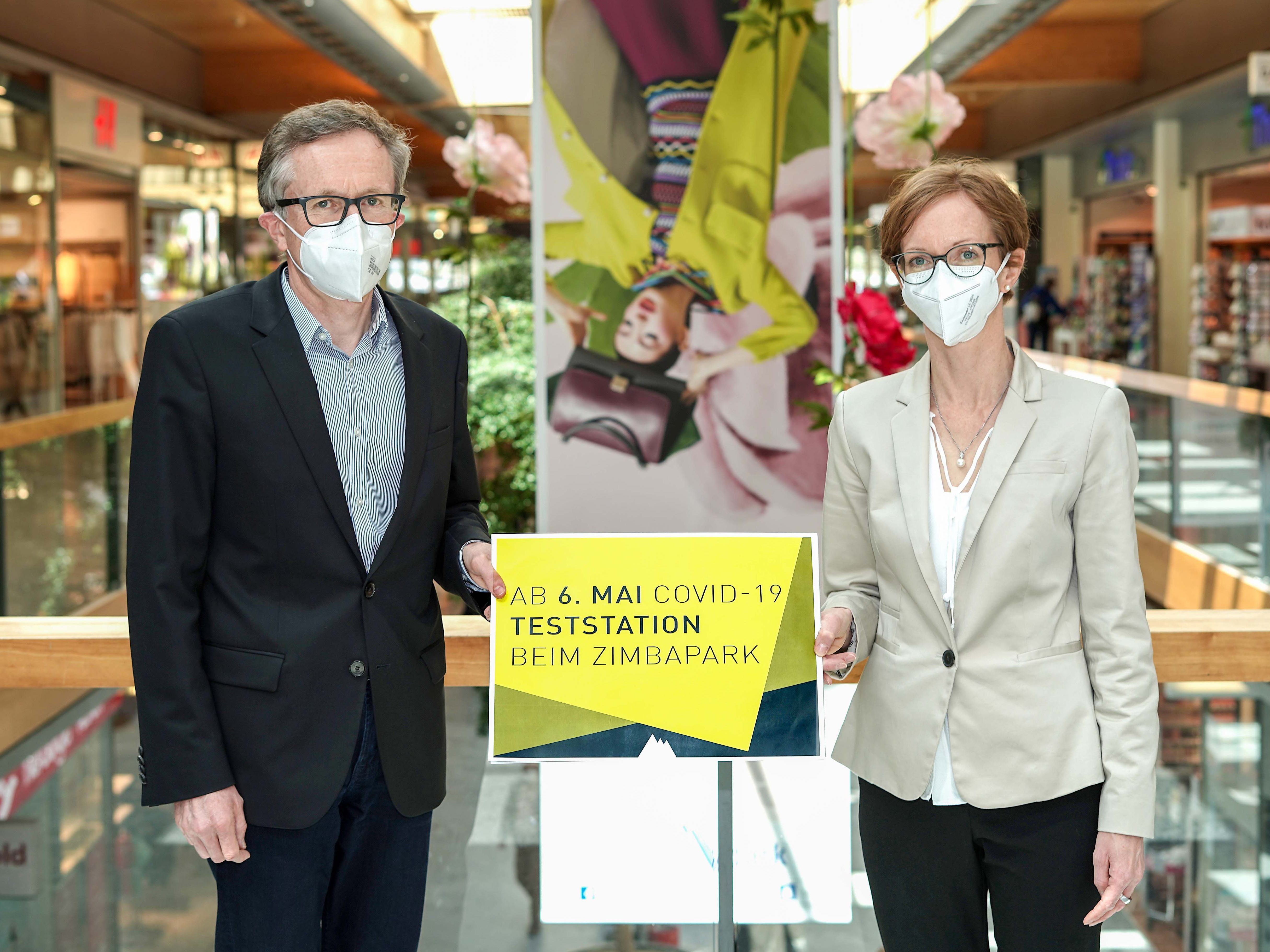 Walter Simma und Mag. pharm. Erna Pfefferkorn eröffnen am 6. Mai die neue COVID-19-Teststation. Walter Simma und Mag. pharm. Erna Pfefferkorn eröffnen am 6. Mai die neue COVID-19-Teststation.