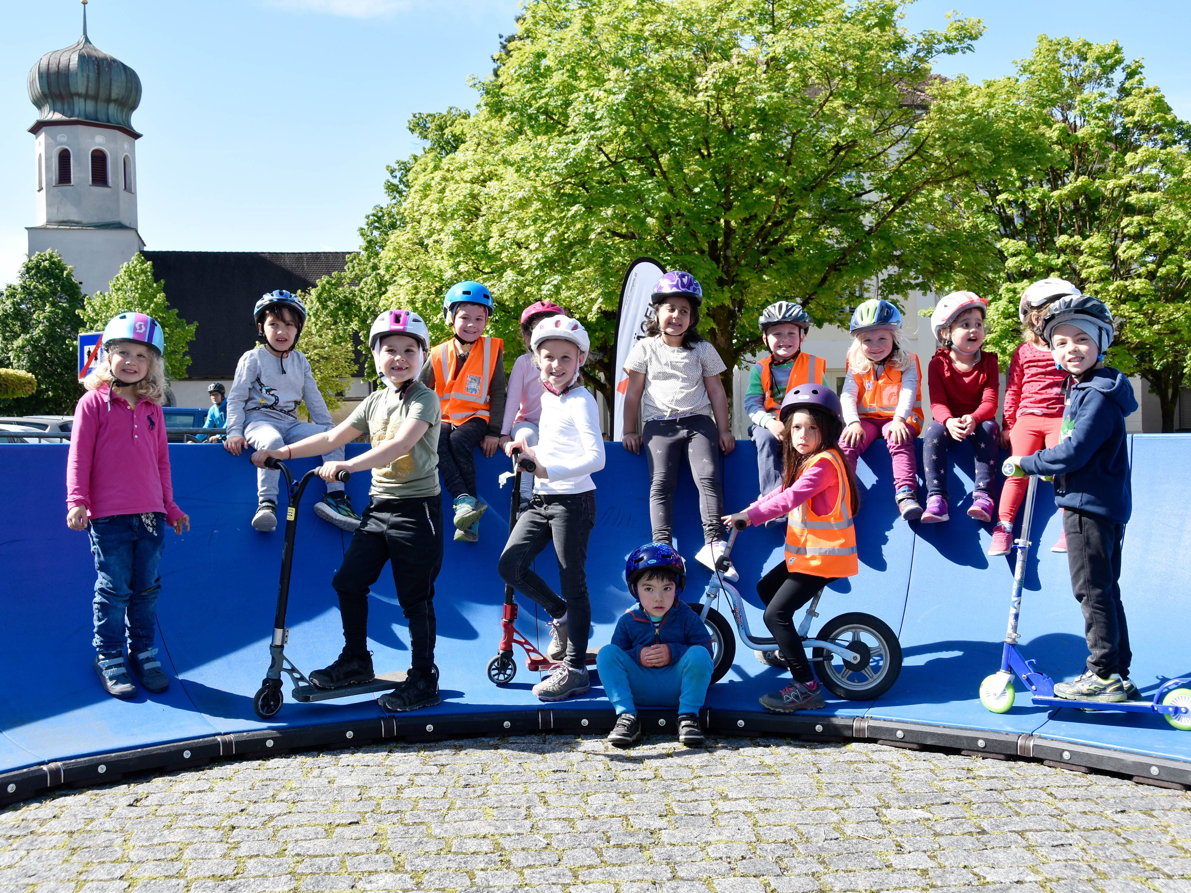 01 Auch die „Grüne Gruppe“ des Kindergarten Brederis ging auf Wellenfahrt am Marktplatz. 01 Auch die „Grüne Gruppe“ des Kindergarten Brederis ging auf Wellenfahrt am Marktplatz.