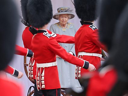 Gardisten marschieren auf Schloss Windsor an der Queen vorbei Gardisten marschieren auf Schloss Windsor an der Queen vorbei