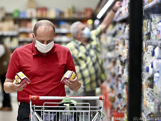 Auch im Supermarkt könnten die Masken fallen.