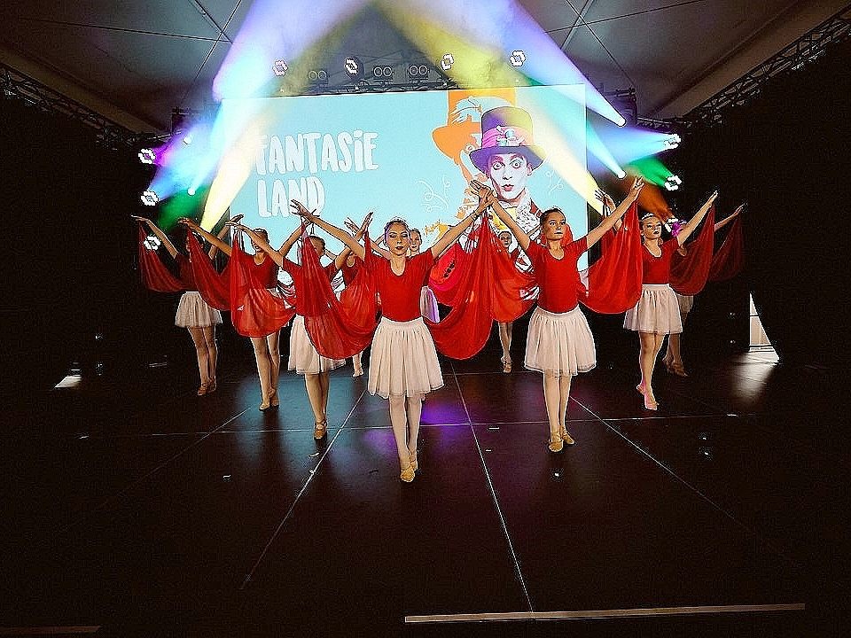 Die kleinen und großen Tänzerinnen und Tänzer der Dance Art School Dornbirn begeisterten das Publikum. Die kleinen und großen Tänzerinnen und Tänzer der Dance Art School Dornbirn begeisterten das Publikum.