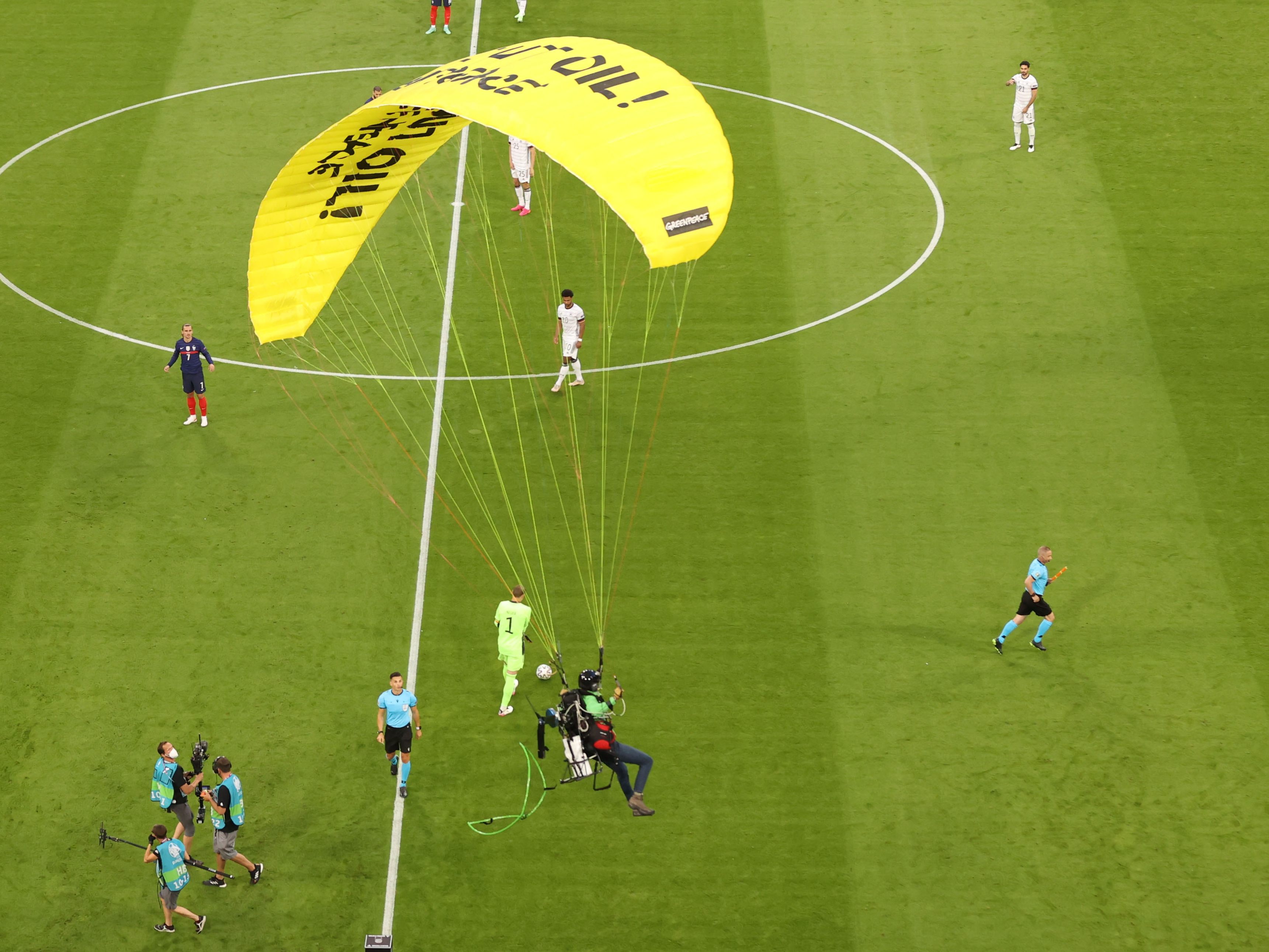 Die geplante Aktion von Greenpeace vor dem EM-Spiel ist schief gelaufen. Die geplante Aktion von Greenpeace vor dem EM-Spiel ist schief gelaufen.