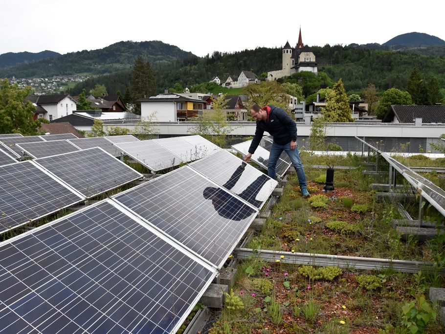 Marco Visintainer bei der Photovoltaikanlage auf dem Dach des Hauses Klosterreben Marco Visintainer bei der Photovoltaikanlage auf dem Dach des Hauses Klosterreben