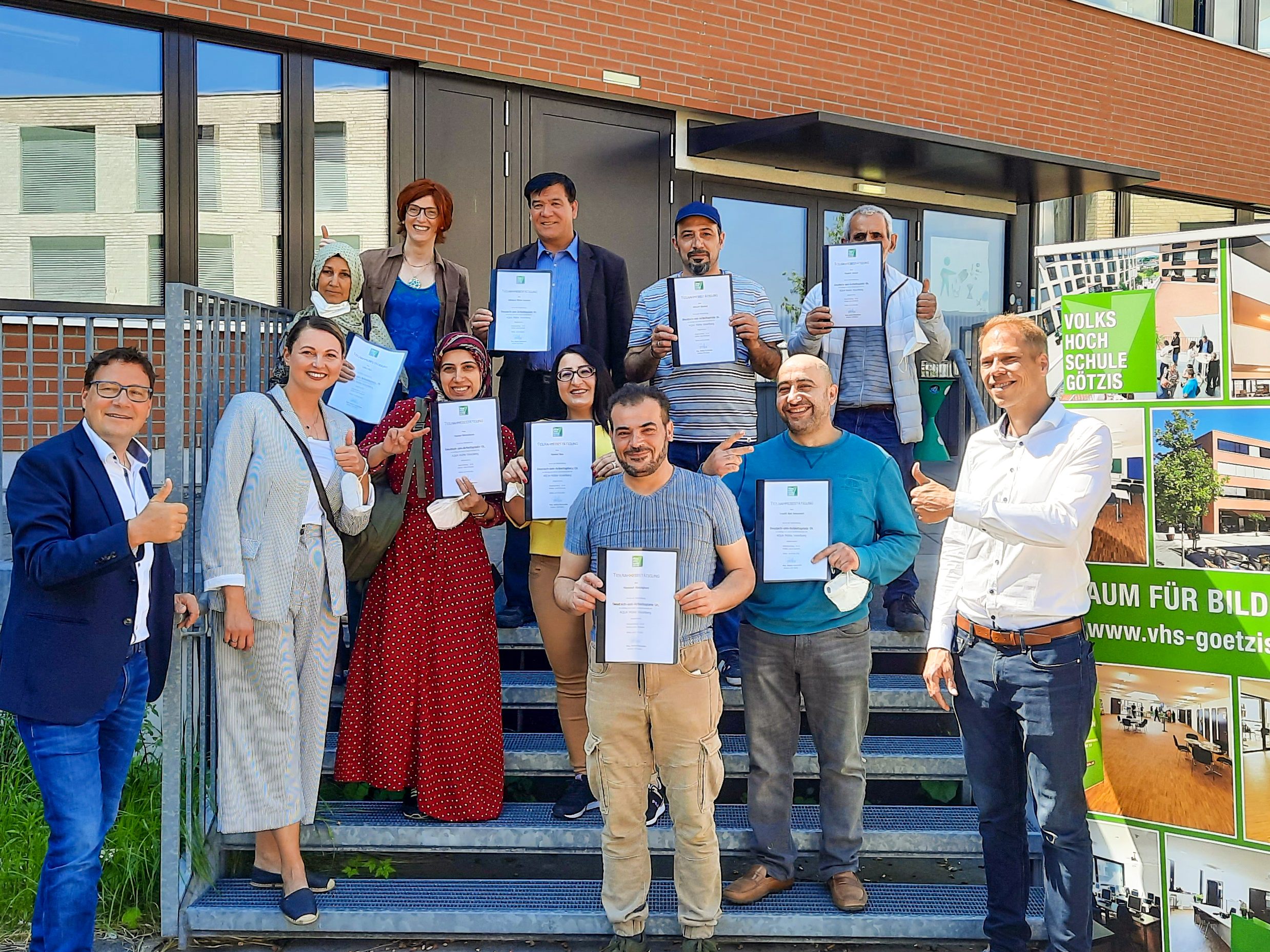 8 der 14 erfolgreichen Teilnehmenden des Sprachlehrganges nach der Verleihung der Zertifikate. 8 der 14 erfolgreichen Teilnehmenden des Sprachlehrganges nach der Verleihung der Zertifikate.