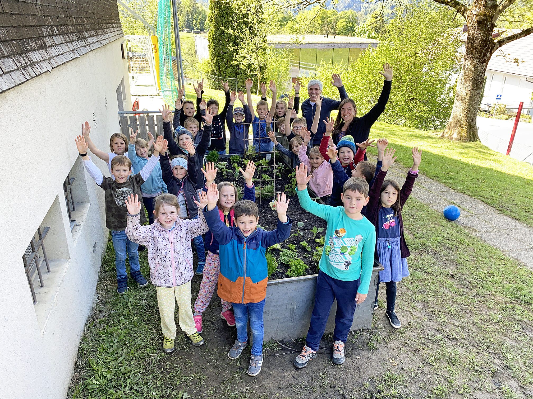 Das neue Hochbeet ist ein Gemeinschaftsprojekt von Schülern, Lehrpersonen, Eltern und engagierten Kehleggern. Das neue Hochbeet ist ein Gemeinschaftsprojekt von Schülern, Lehrpersonen, Eltern und engagierten Kehleggern.