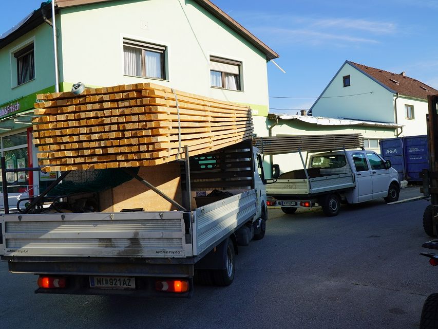 Einheiten des Katastrophenhilfsdienstes in Schrattenberg am Werk. Einheiten des Katastrophenhilfsdienstes in Schrattenberg am Werk.
