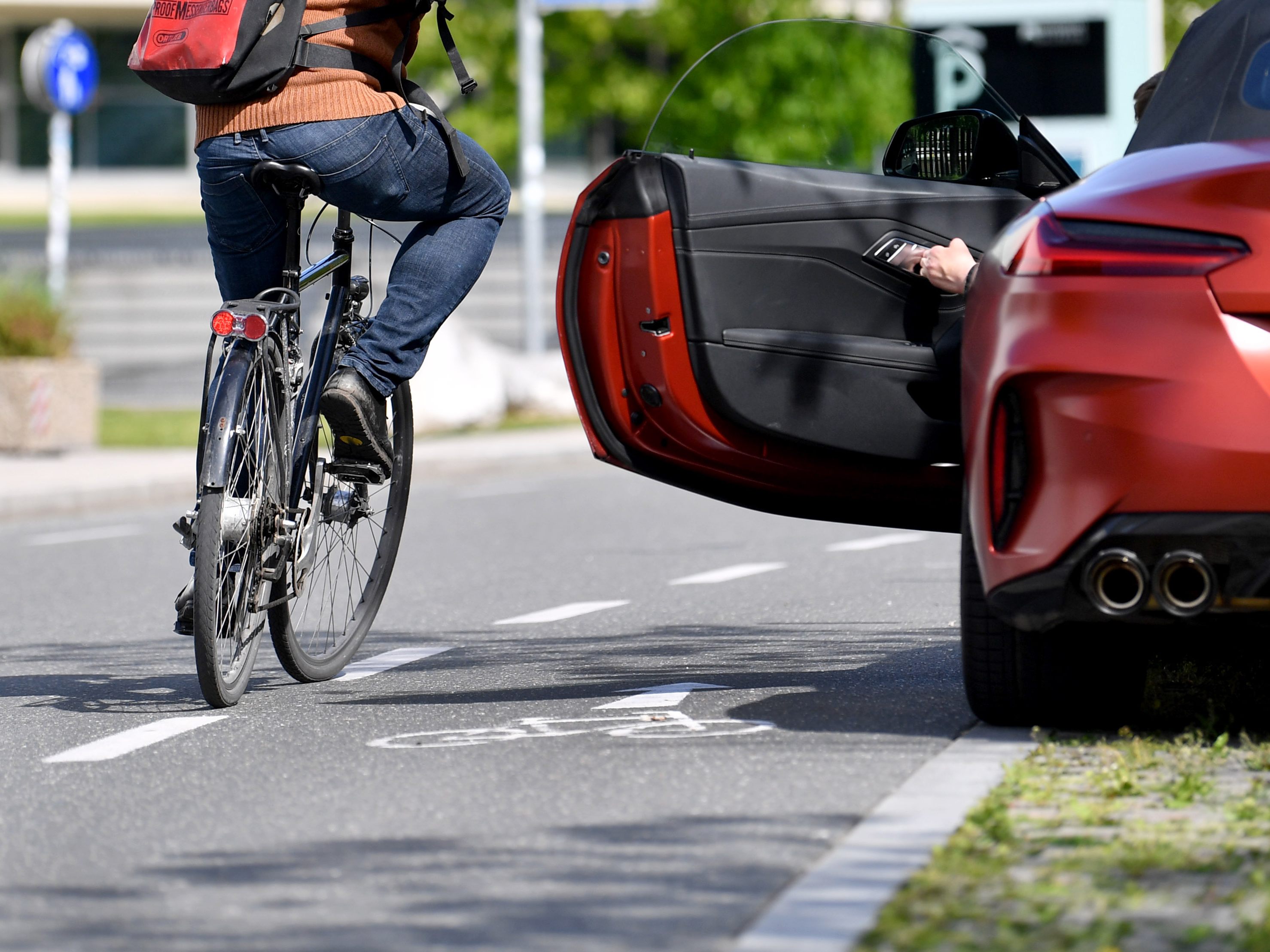 Autotür geöffnet: Radfahrerin in Niederösterreich schwer verletzt.