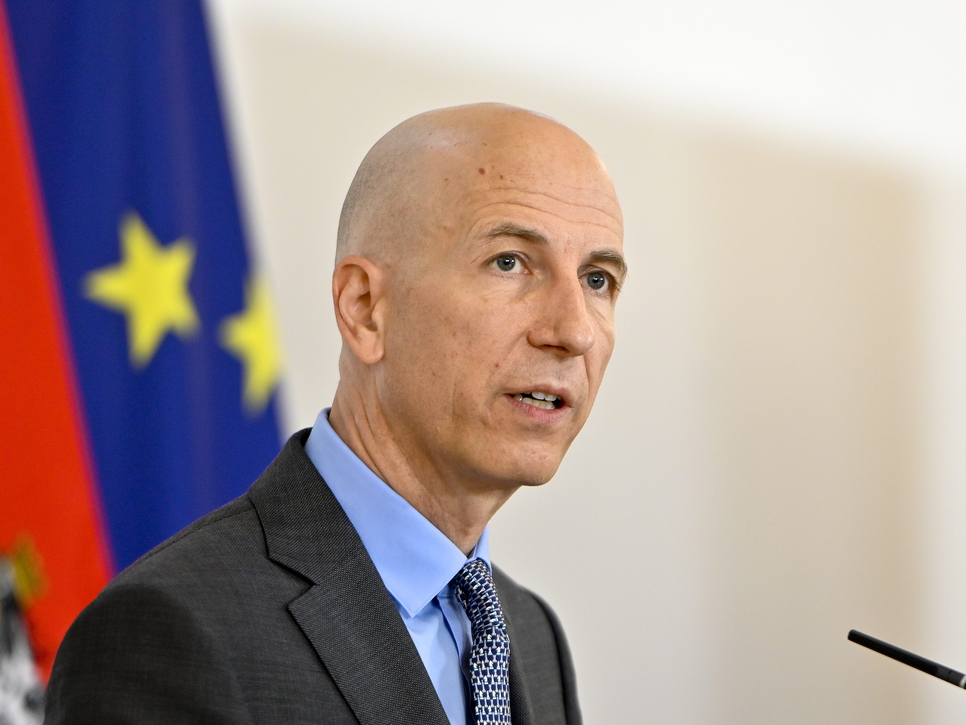 Arbeitsminister Kocher erwartet in nächster Zeit keine " deutlichen Rückgange" mehr bei den Arbeitslosenzahlen.