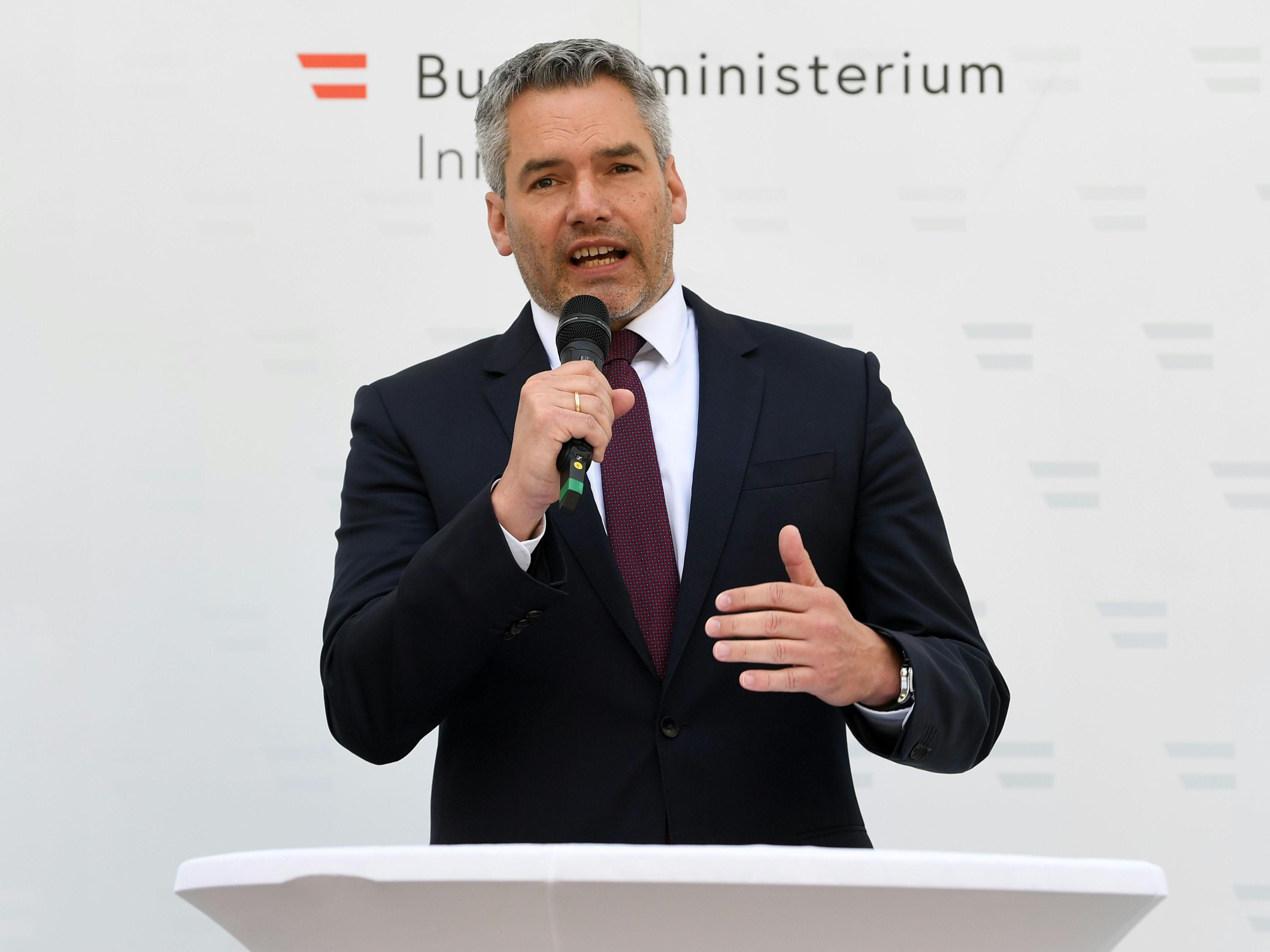 Karl Nehammer (ÖVP) ist nicht der einzige Anwesende bei der Pressekonferenz. Karl Nehammer (ÖVP) ist nicht der einzige Anwesende bei der Pressekonferenz.