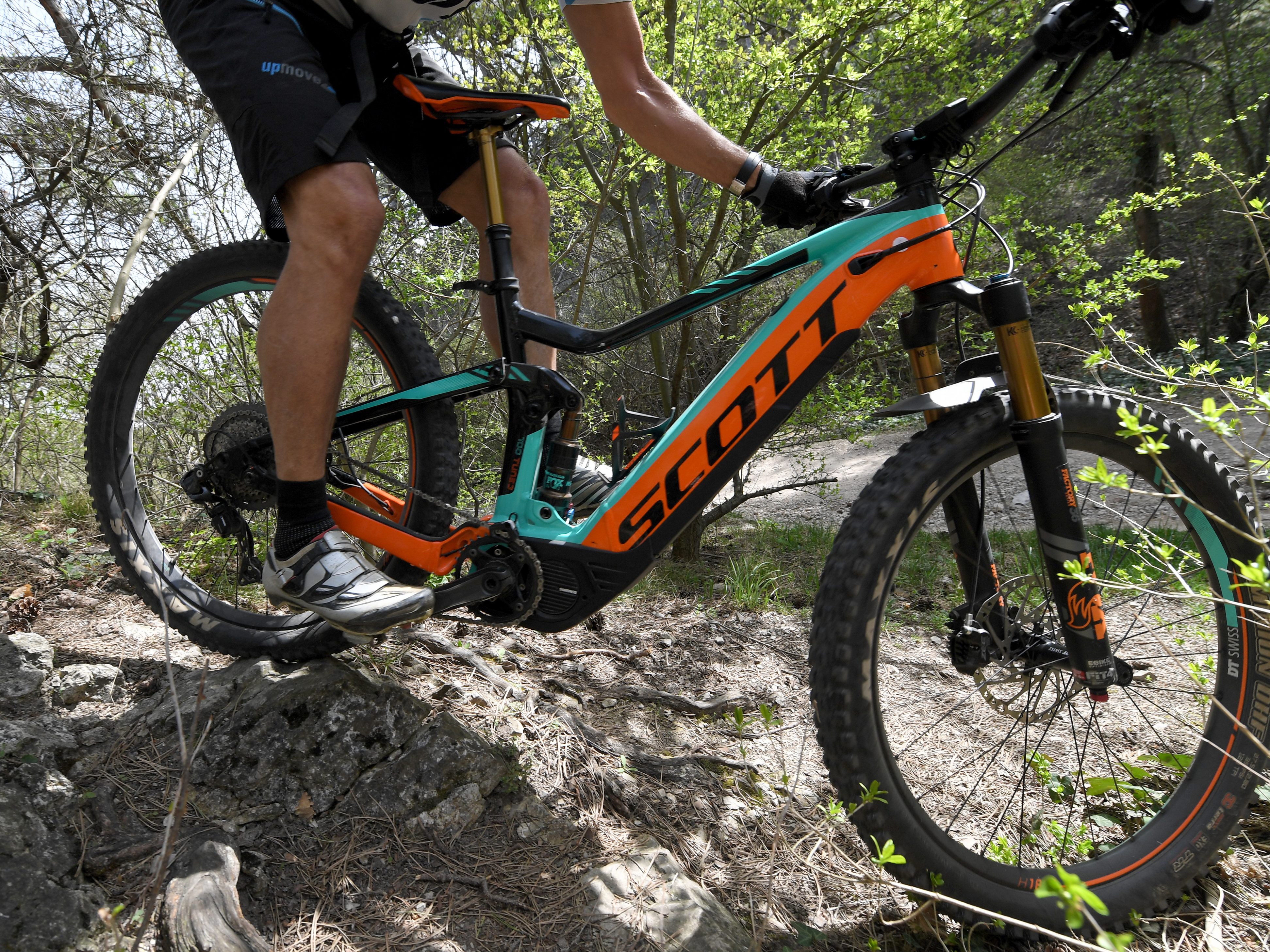 Ein E-Mountainbiker stürzte rund 25 Meter über eine Straßenböschung ab. Ein E-Mountainbiker stürzte rund 25 Meter über eine Straßenböschung ab.