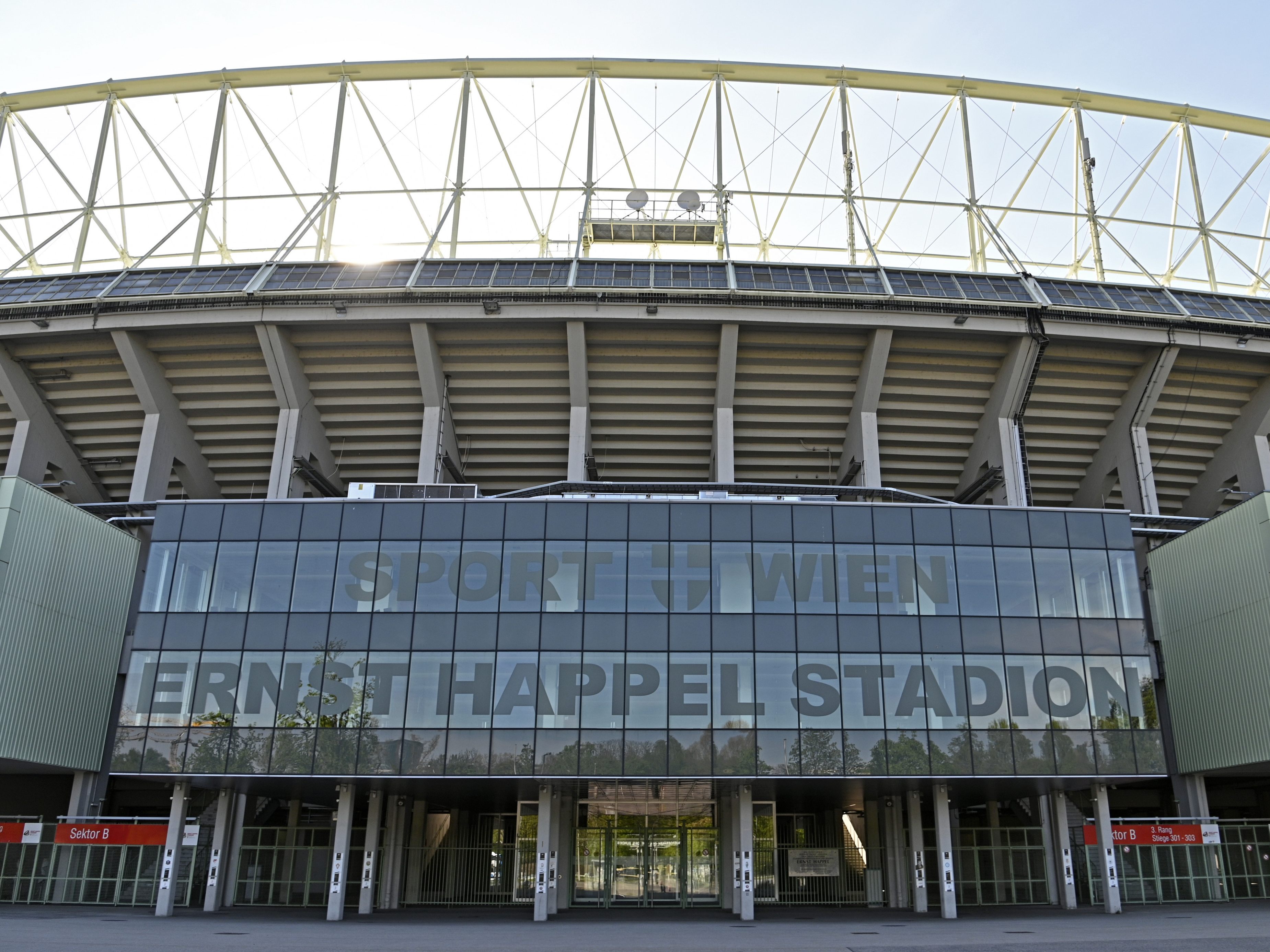 Fußball: 3.000 Menschen werden im Ernst-Happel-Stadion zuschauen. Fußball: 3.000 Menschen werden im Ernst-Happel-Stadion zuschauen.