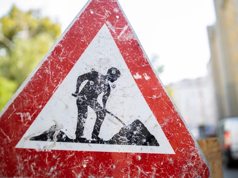 In der Wiener Mariahilfer Straße wird eine Künette instandgesetzt.