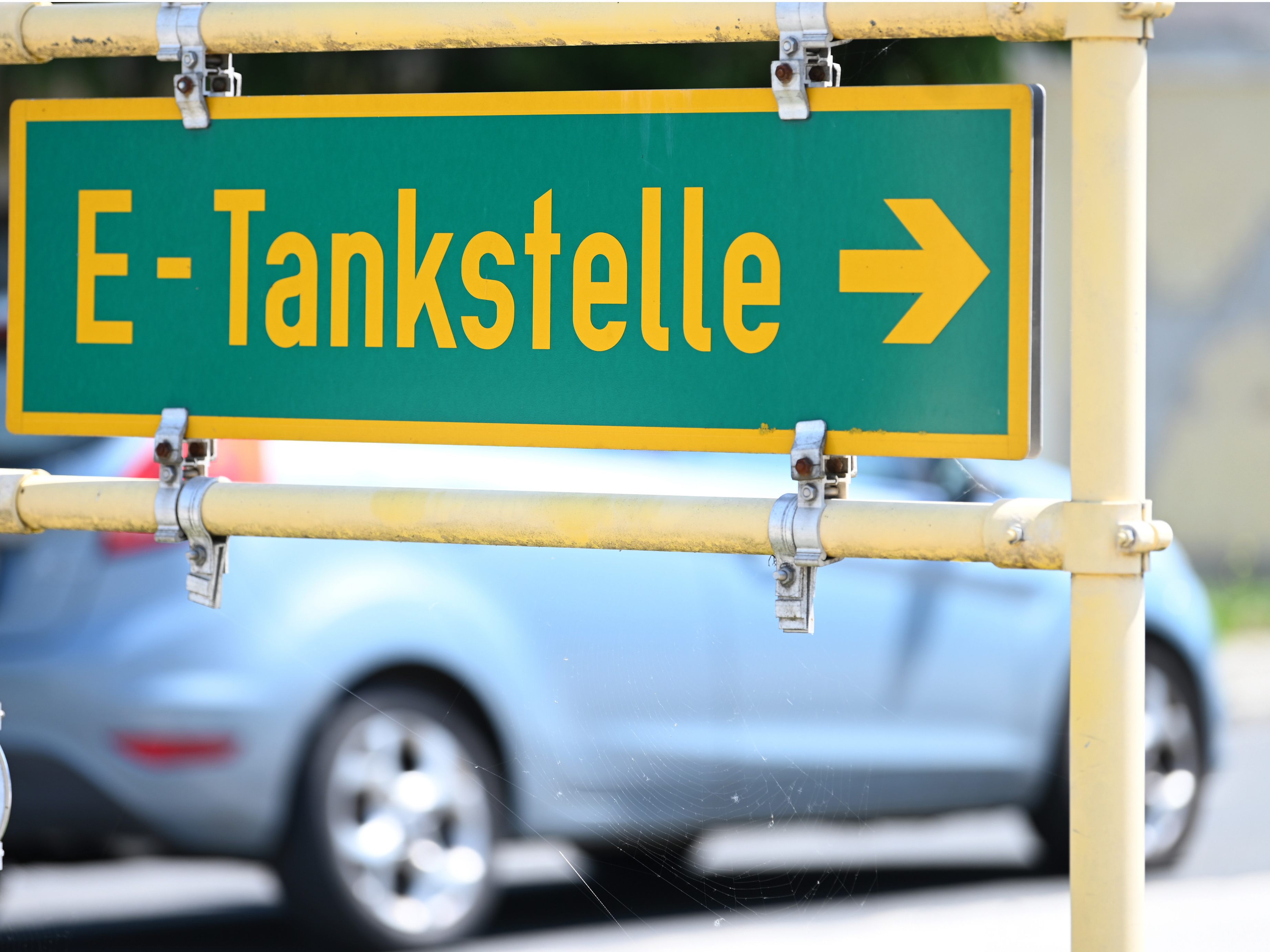 Mit der steigenden Anzahl an E-Autos muss auch das Ladestationsnetz ausgebaut werden.