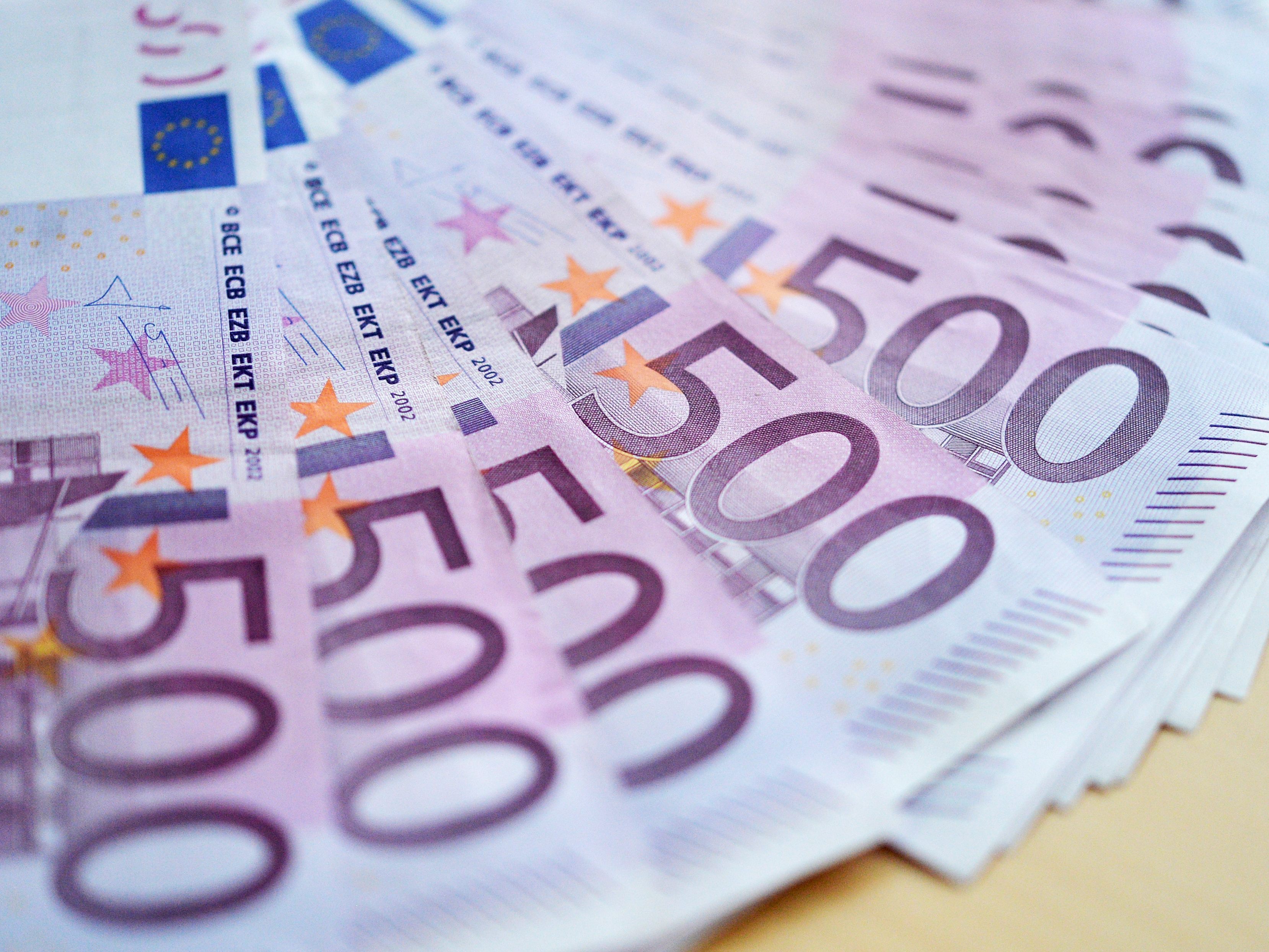 Der Mann soll die Bank um Millionen Euro betrogen haben. Der Mann soll die Bank um Millionen Euro betrogen haben.