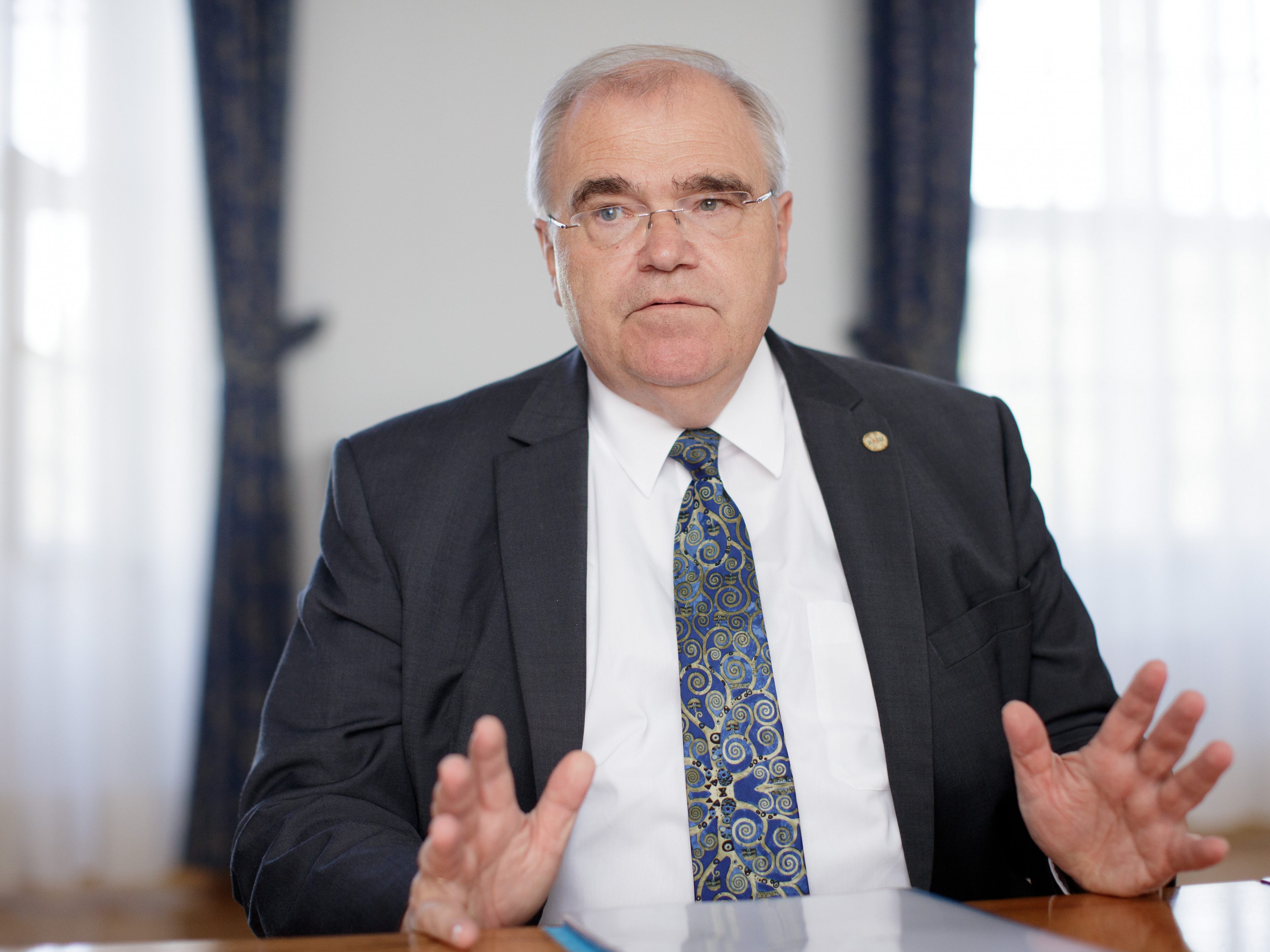 Wolfgang Brandstetter (ÖVP) nimmt als Verfassungsrichter den Hut Wolfgang Brandstetter (ÖVP) nimmt als Verfassungsrichter den Hut