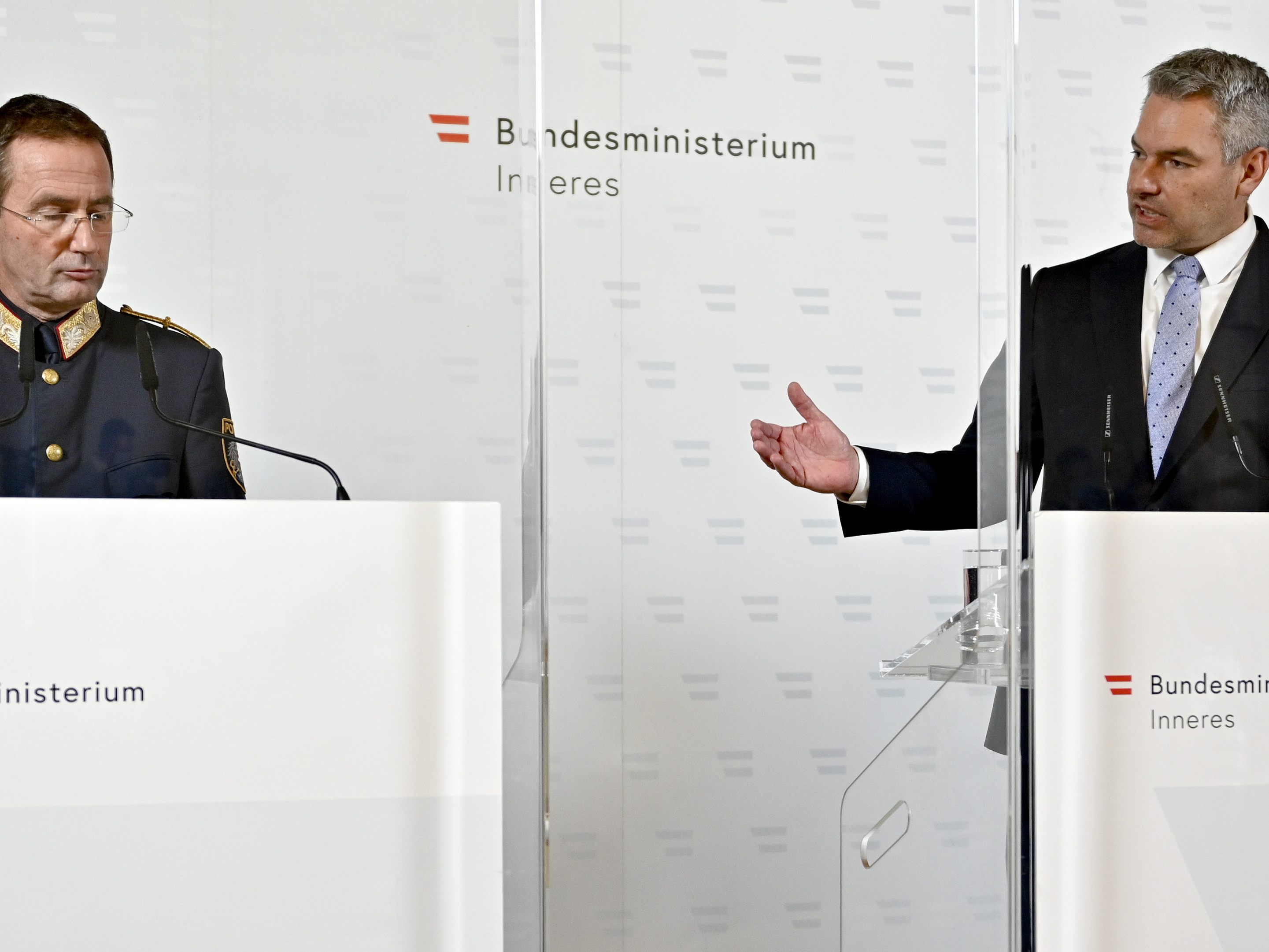 Wir berichten live ab 10.30 Uhr. Wir berichten live ab 10.30 Uhr.