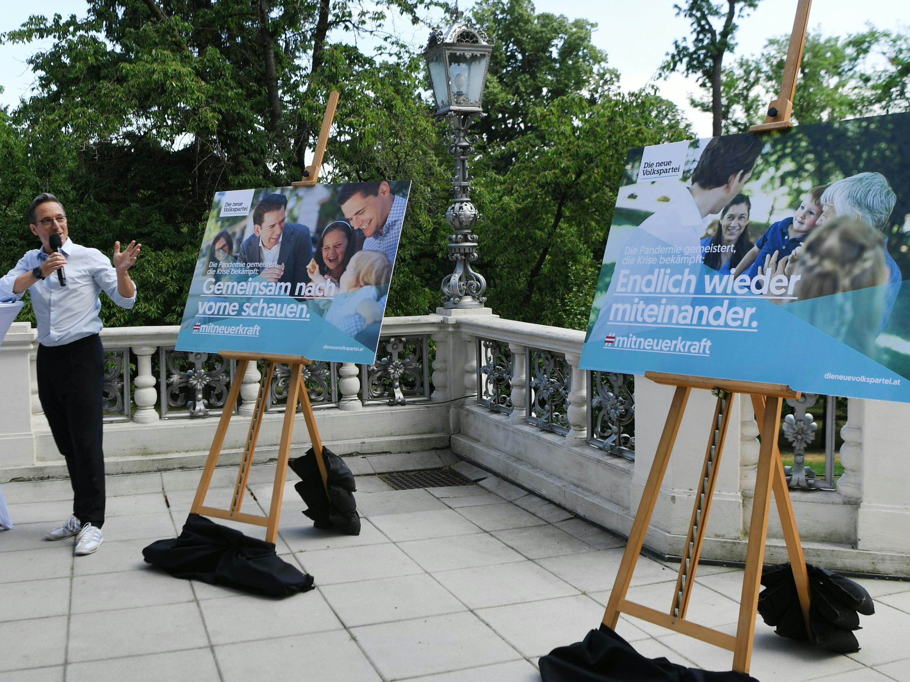 ÖVP: Peter L. Eppinger neben Plakaten mit Sebastian Kurz. ÖVP: Peter L. Eppinger neben Plakaten mit Sebastian Kurz.