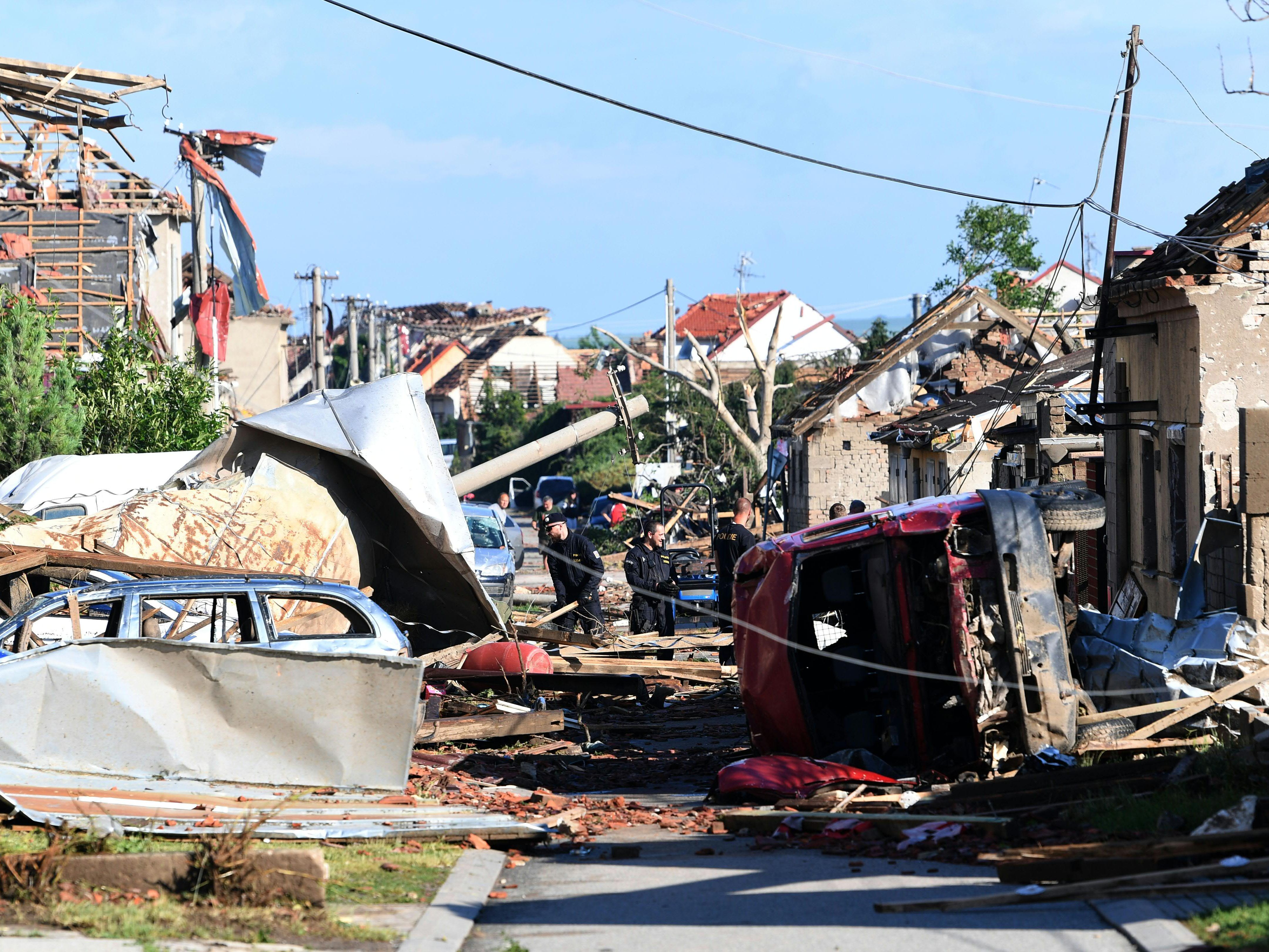Ein Unwetter mit einem Tornado hat in Tschechien am Donnerstag erhebliche Schäden verursacht. Ein Unwetter mit einem Tornado hat in Tschechien am Donnerstag erhebliche Schäden verursacht.